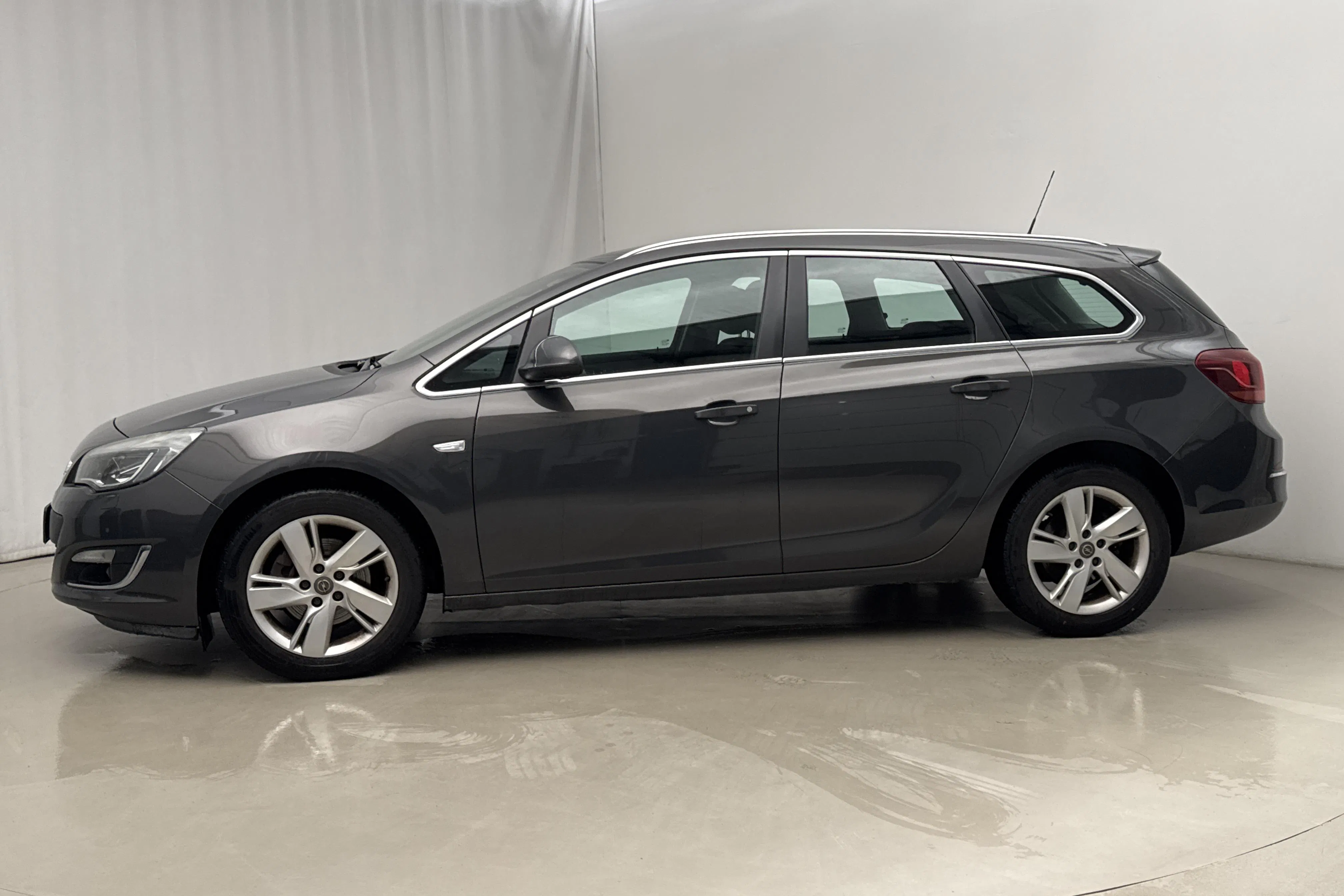 Presentation photo 2 of 15: Opel Astra 1.7 CDTI ecoFLEX Sports Tourer (110hk) - 141 950 km - Manual - gray - 2013