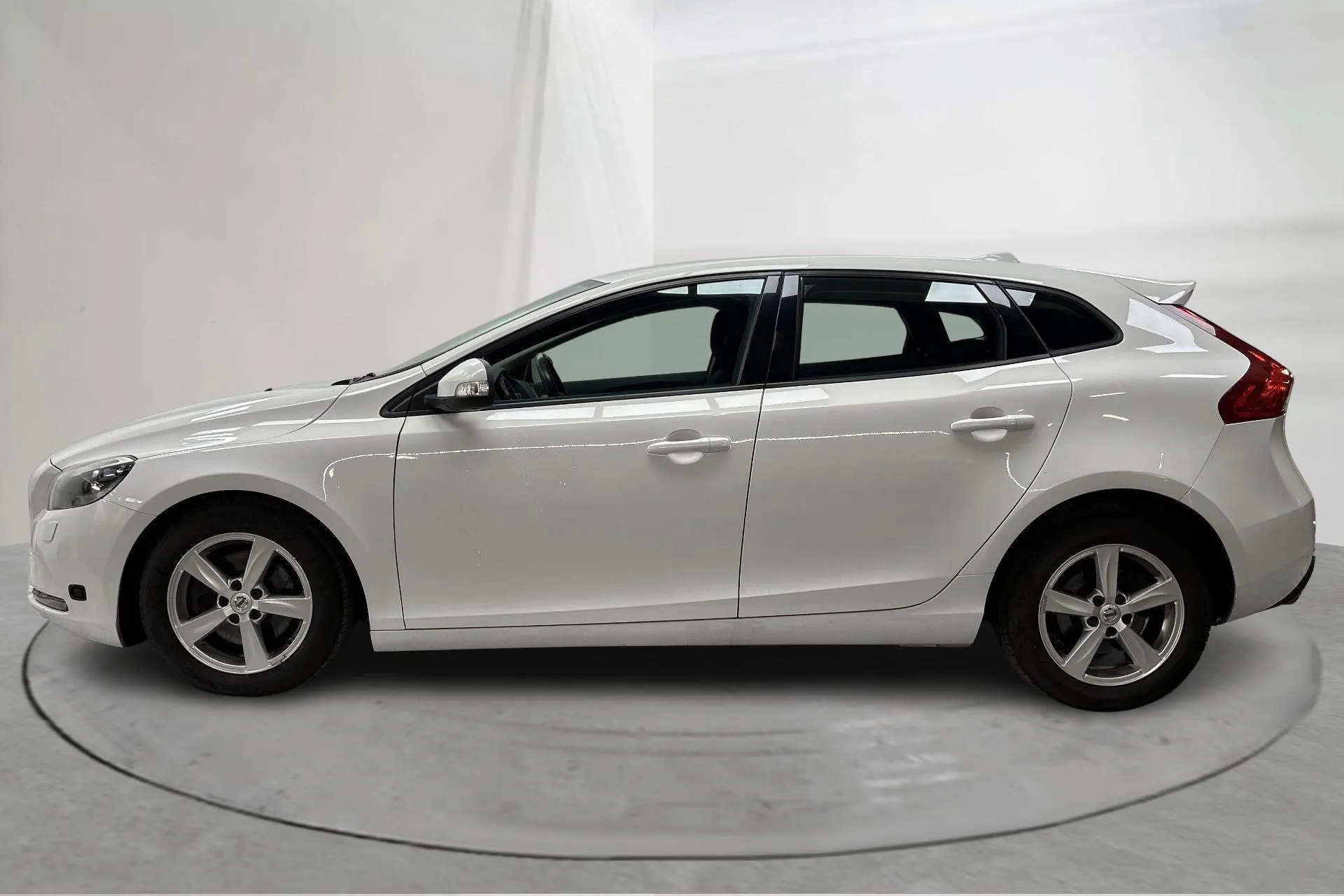Presentationsfoto 2 av 13: Volvo V40 T3 (152hk) - 19 623 mil - Manuell - vit - 2018