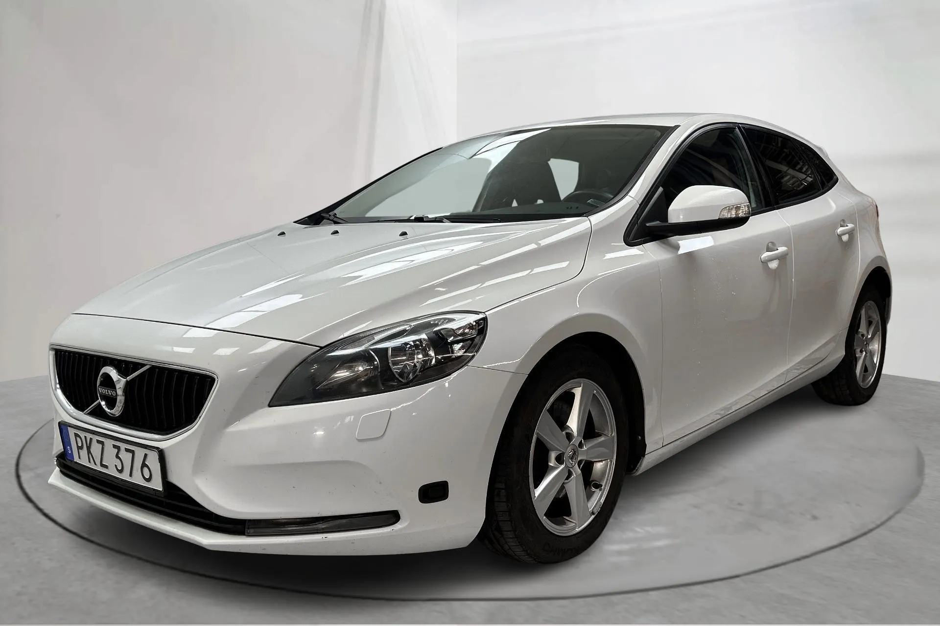 Presentationsfoto 1 av 13: Volvo V40 T3 (152hk) - 19 623 mil - Manuell - vit - 2018