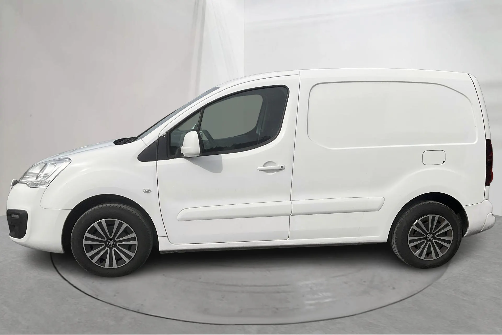 Presentationsfoto 2 av 16: Peugeot Partner 1.6 BlueHDI Skåp (100hk) - 13 060 mil - Automat - 2018
