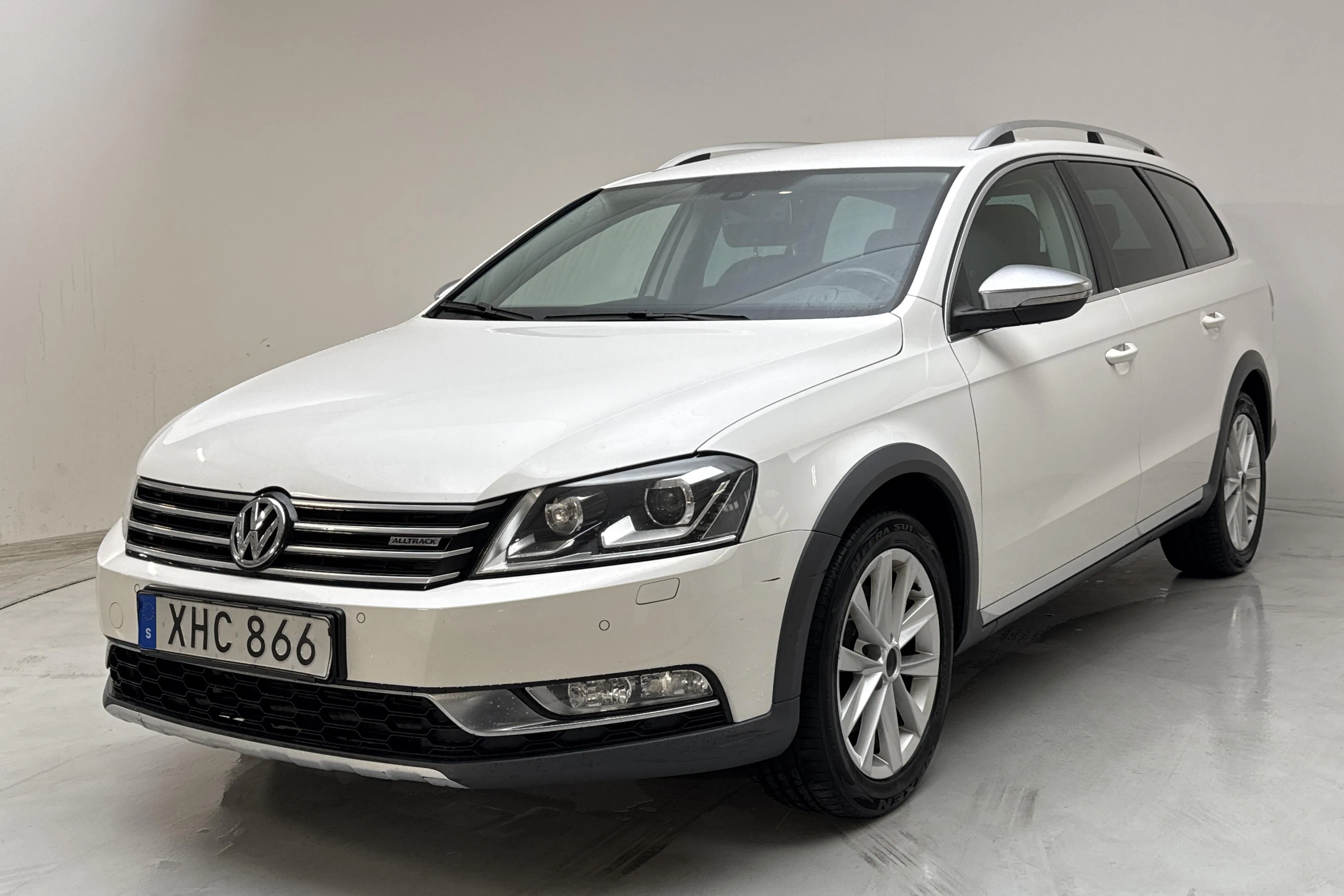 Presentationsfoto 1 av 14: VW Passat Alltrack 2.0 TDI BlueMotion Technology 4Motion (177hk) - 16 212 mil - Automat - vit - 2015