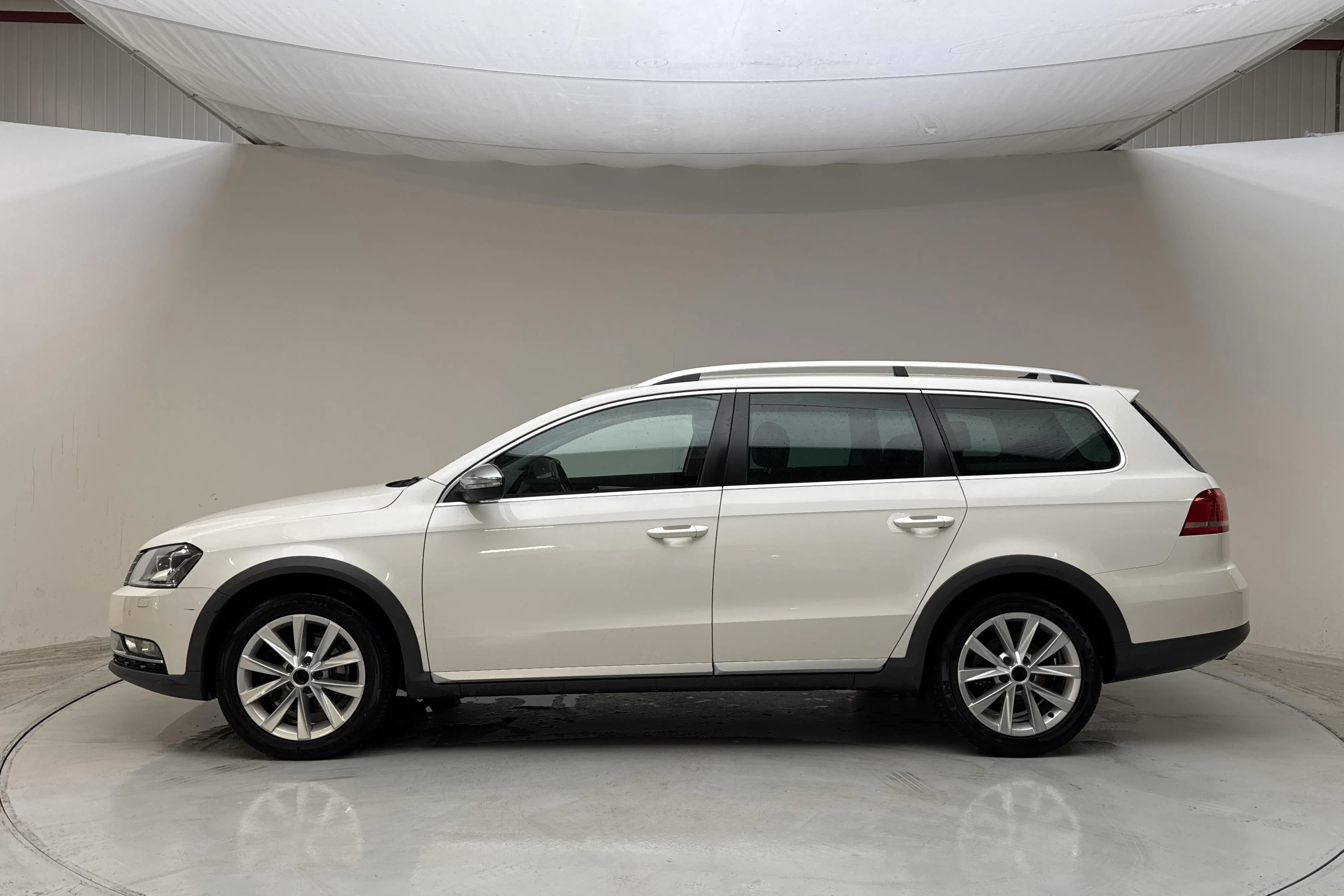 Presentationsfoto 2 av 14: VW Passat Alltrack 2.0 TDI BlueMotion Technology 4Motion (177hk) - 16 212 mil - Automat - vit - 2015