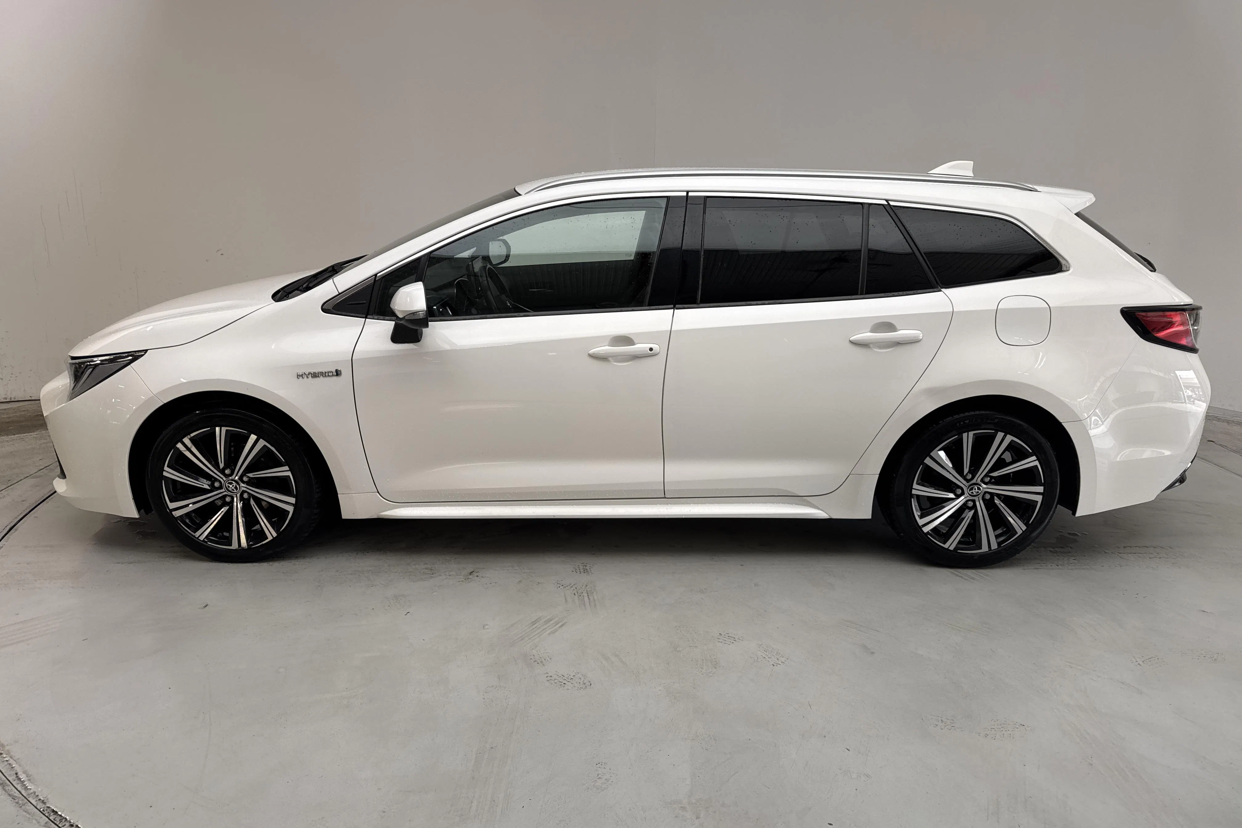 Presentationsfoto 2 av 14: Toyota Corolla 2.0 Hybrid Touring Sports (184hk) - 14 248 mil - Automat - vit - 2021