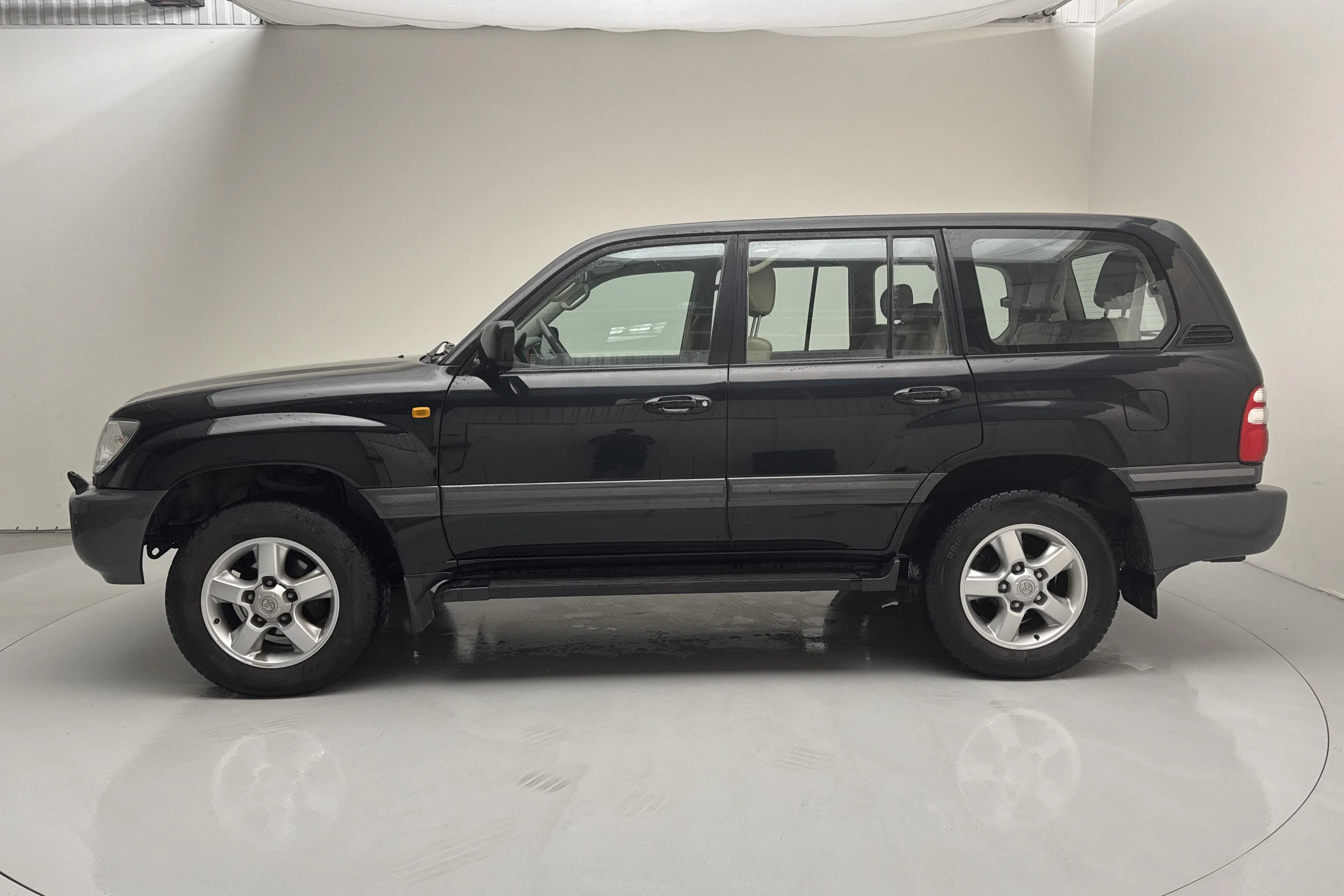 Presentation photo 2 of 16: Toyota Land Cruiser 100 4.2 TD (204hk) - 192 540 km - Automatic - black - 2005