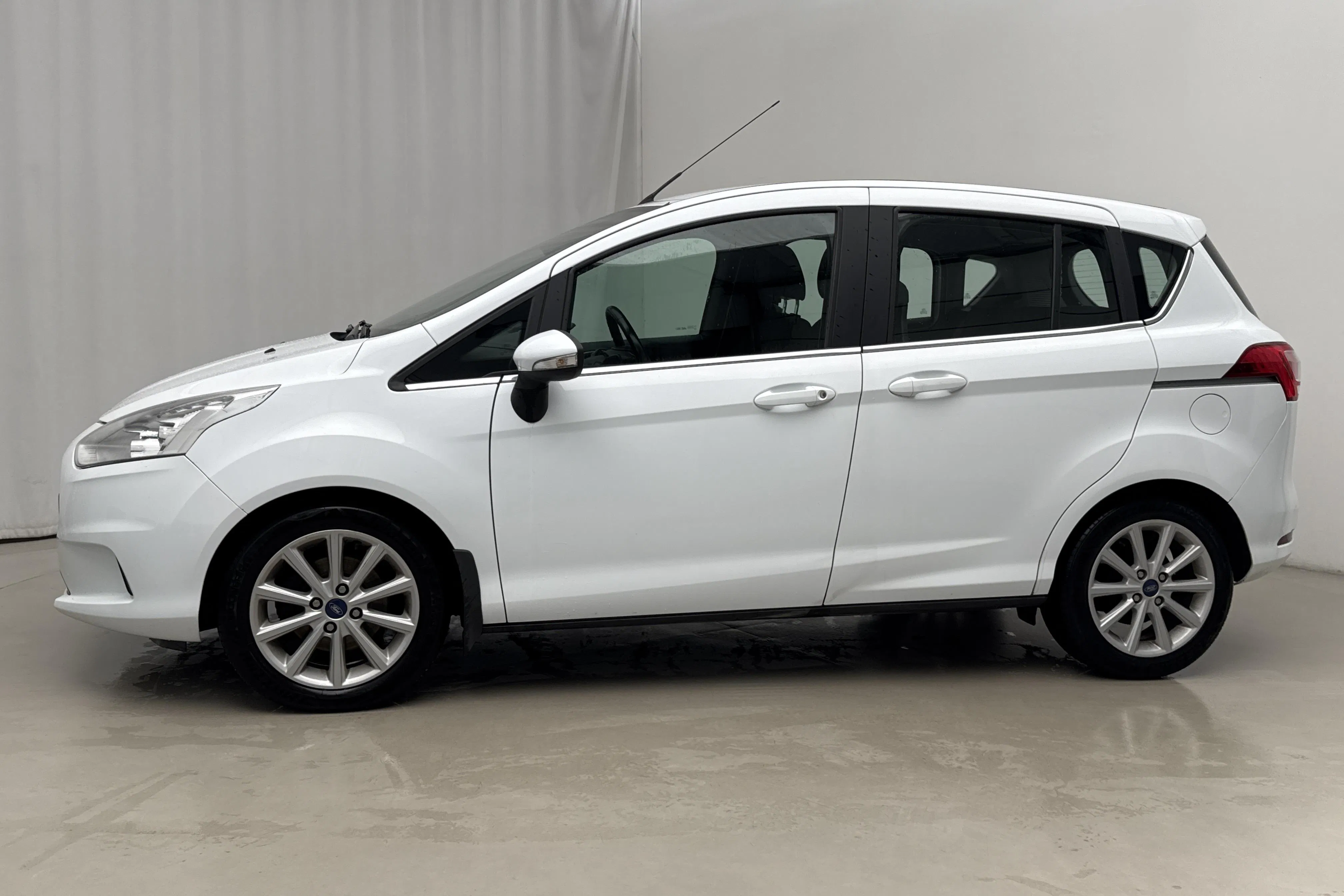 Presentationsfoto 2 av 15: Ford B-Max 1.6 Duratec (105hk) - 13 747 mil - Automat - vit - 2015