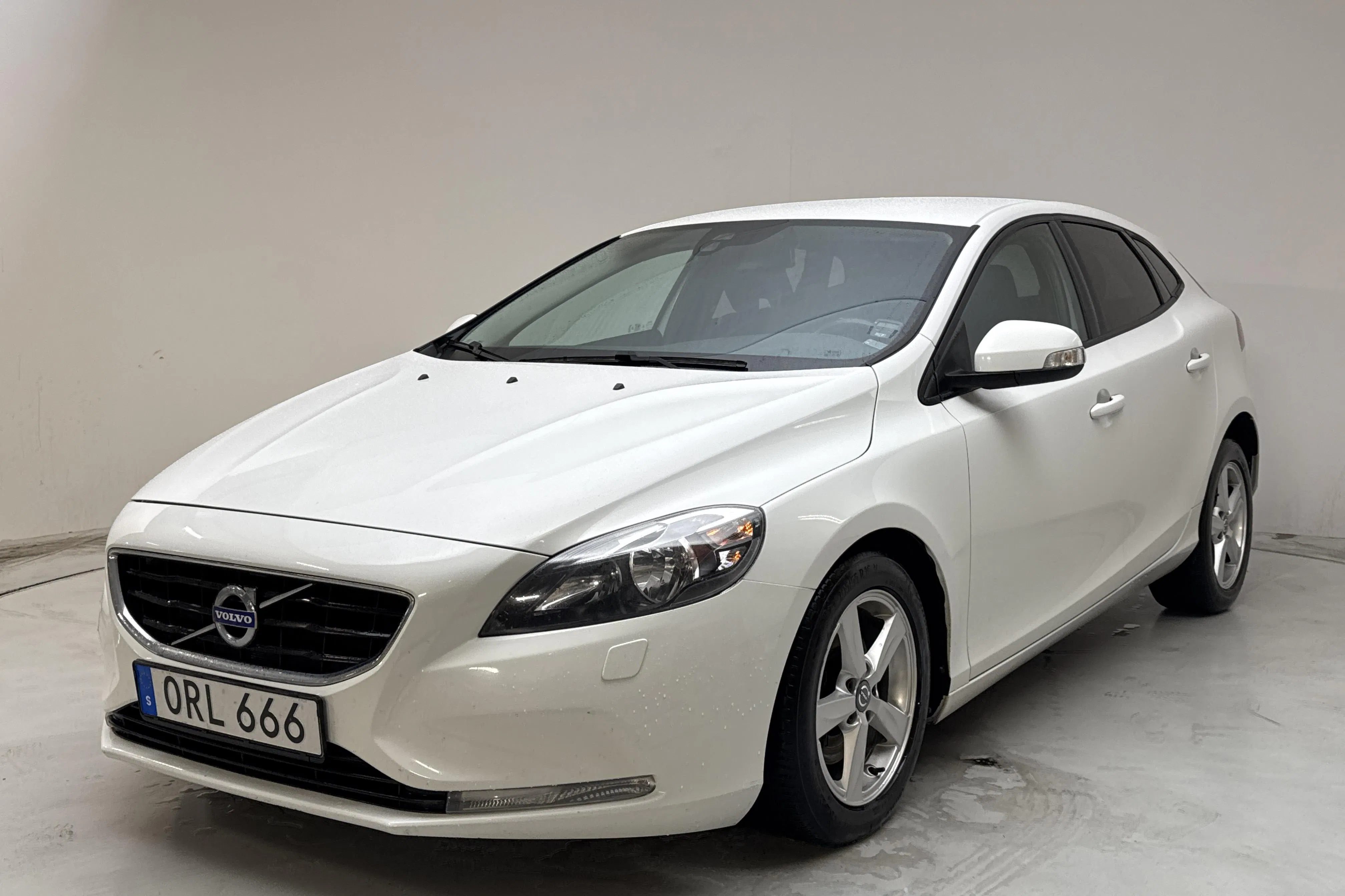 Presentation photo 1 of 13: Volvo V40 T2 (122hk) - 150 610 km - Manual - white - 2016