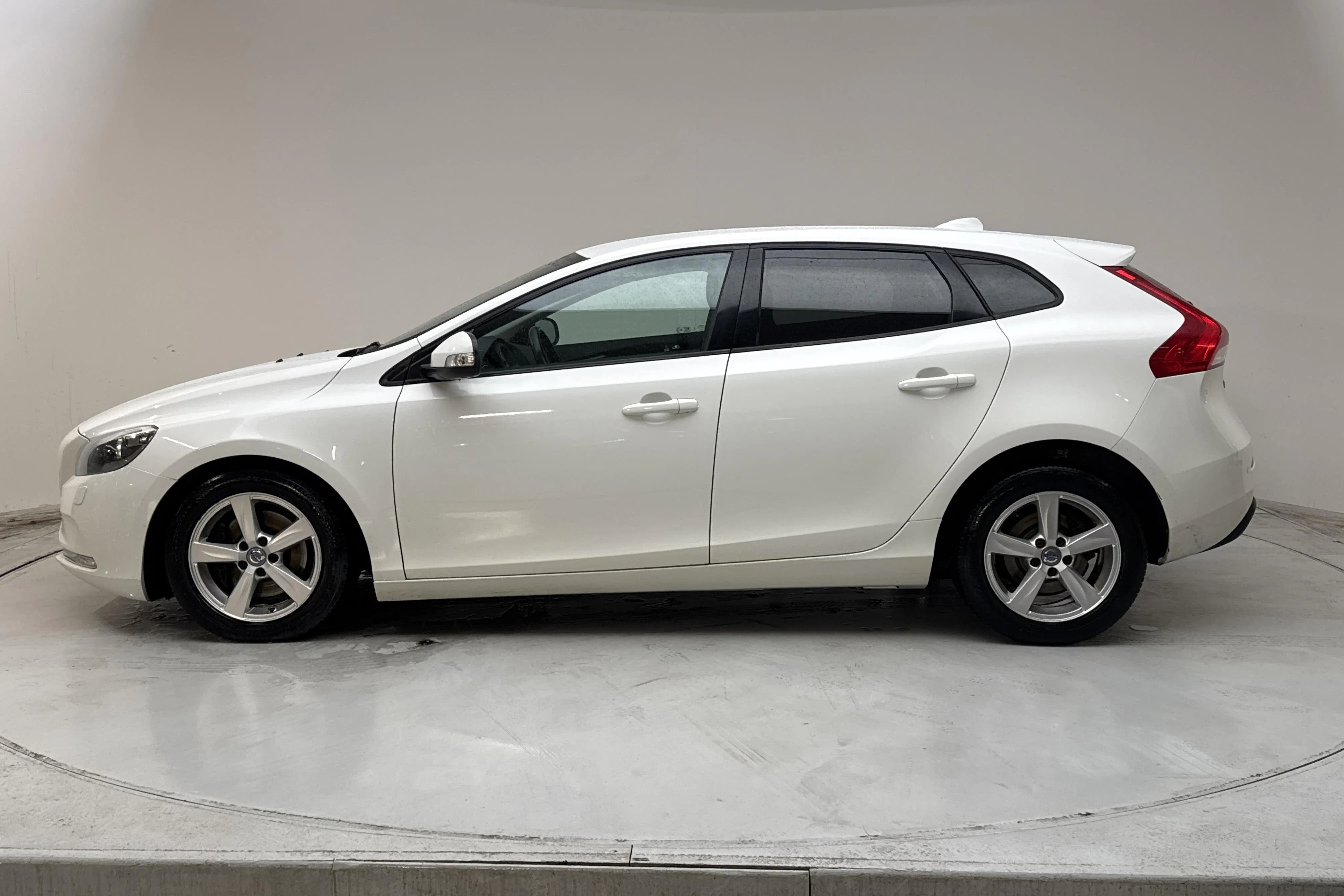 Presentation photo 2 of 13: Volvo V40 T2 (122hk) - 150 610 km - Manual - white - 2016