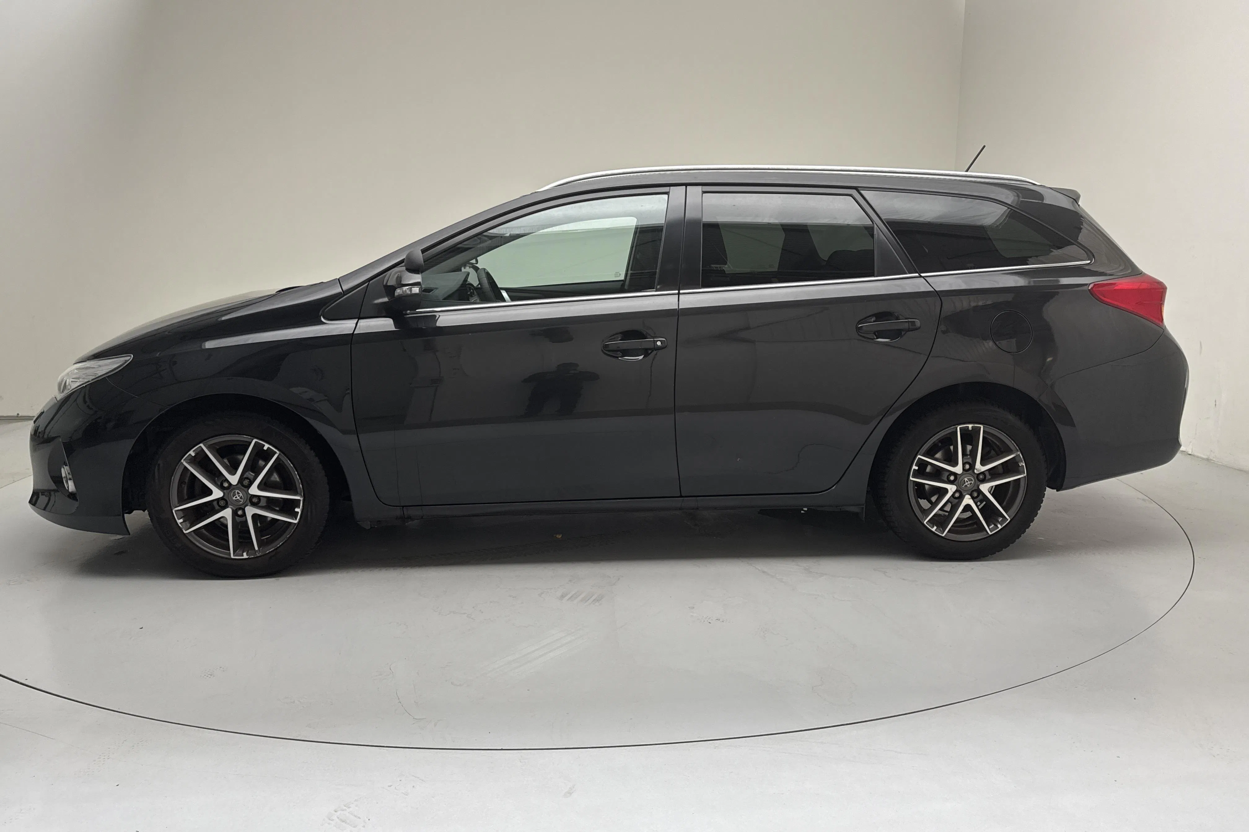 Presentationsfoto 2 av 12: Toyota Auris 1.6 Valvematic Touring Sports (132hk) - 12 343 mil - Automat - svart - 2015