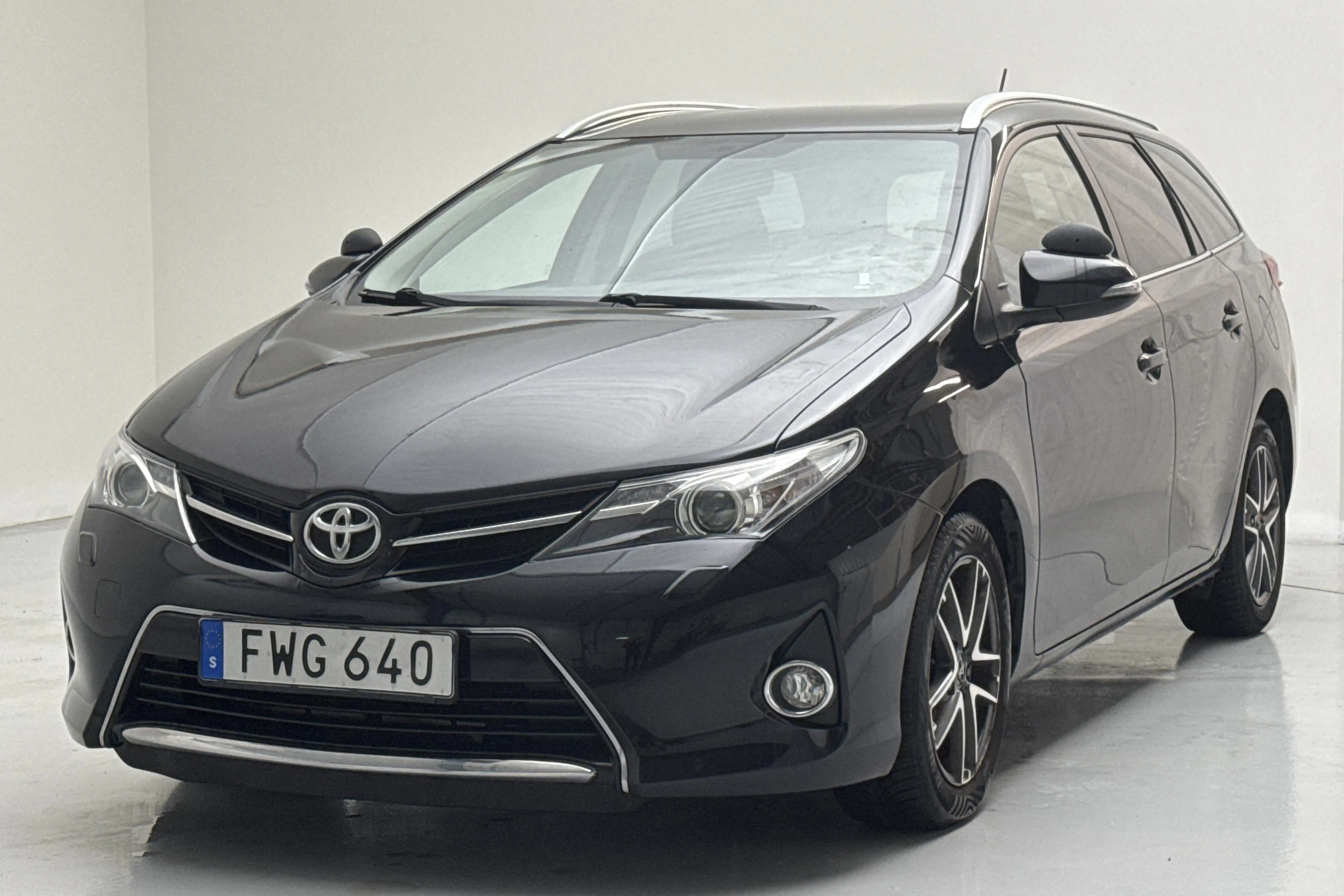 Presentationsfoto 1 av 12: Toyota Auris 1.6 Valvematic Touring Sports (132hk) - 12 343 mil - Automat - svart - 2015