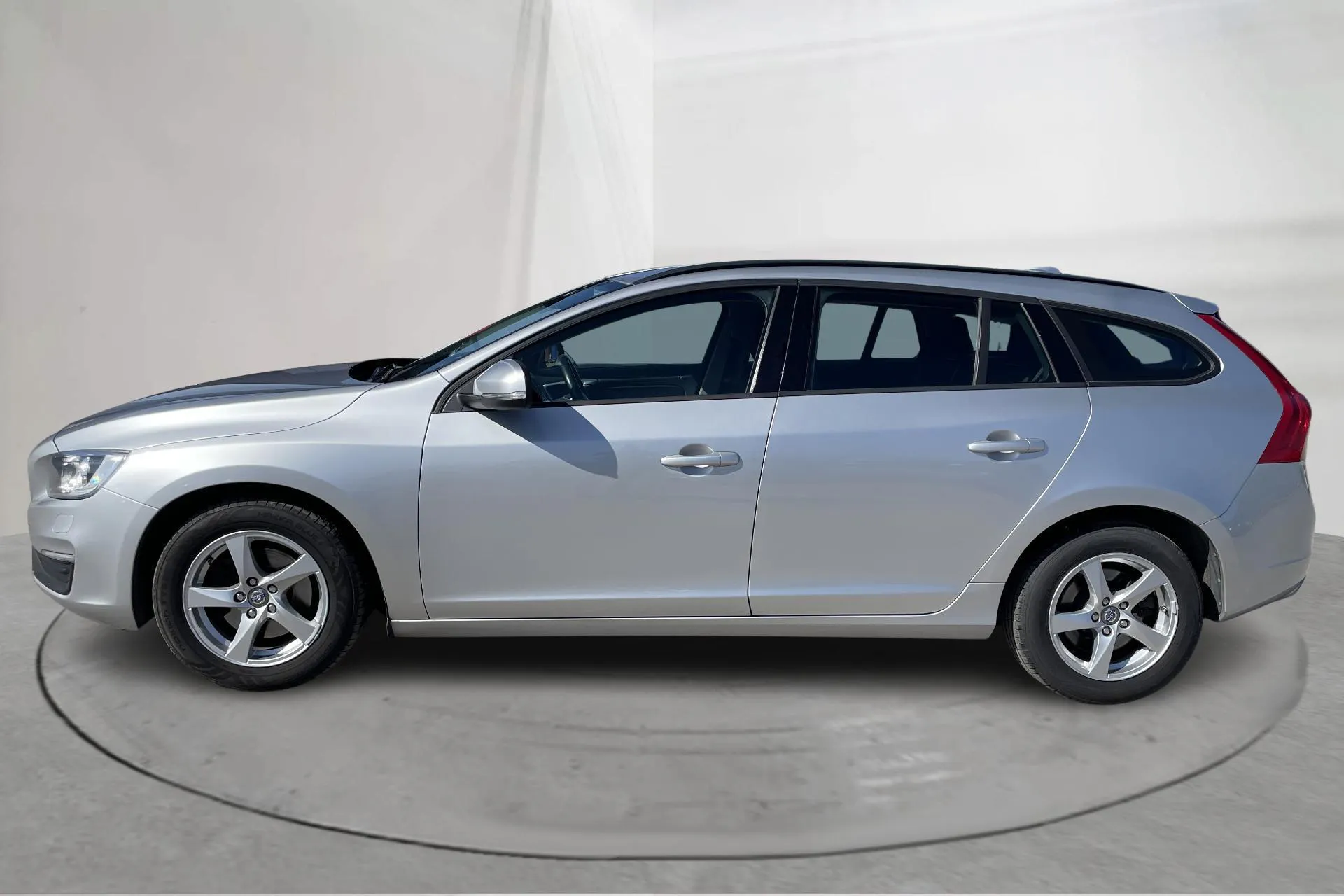Presentationsfoto 2 av 17: Volvo V60 D2 (115hk) - 17 442 mil - Manuell - silver - 2015