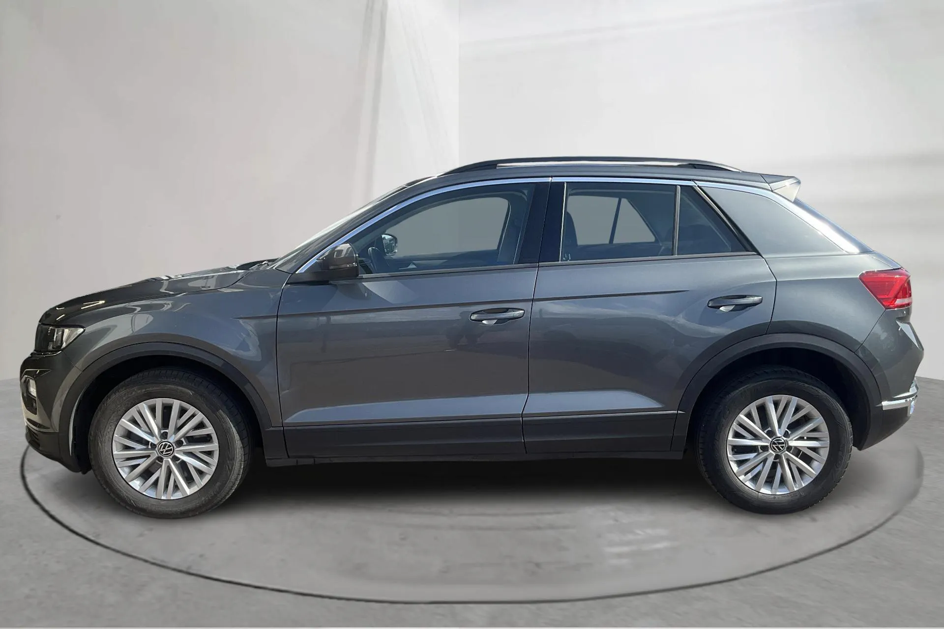 Presentationsfoto 2 av 14: VW T-Roc 2.0 TDI 4MOTION (150hk) - 12 880 mil - Automat - Mörkgrå - 2021