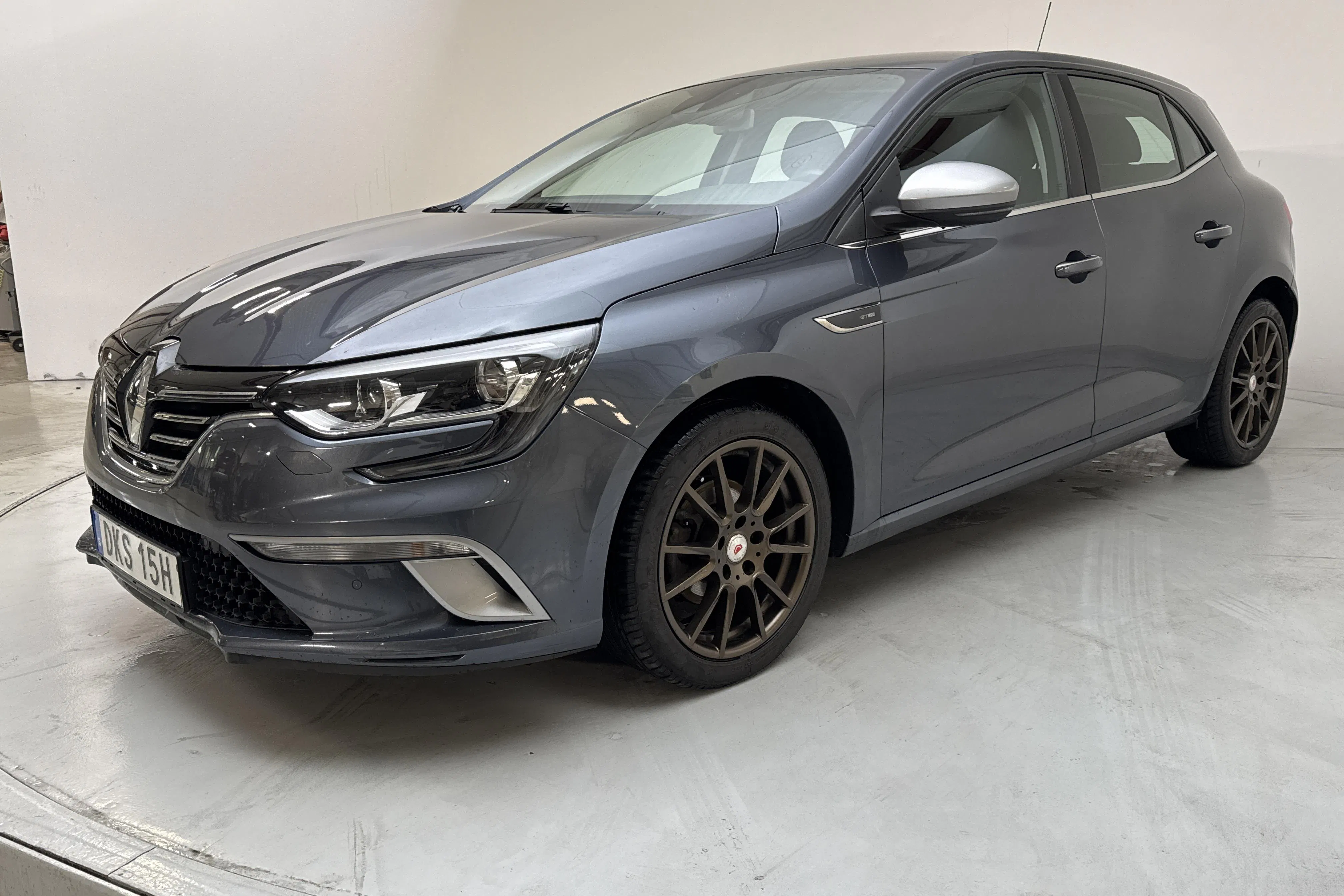 Presentation photo 1 of 14: Renault Mégane 1.3 TCe 5dr (115hk) - 73 120 km - Manual - gray - 2020