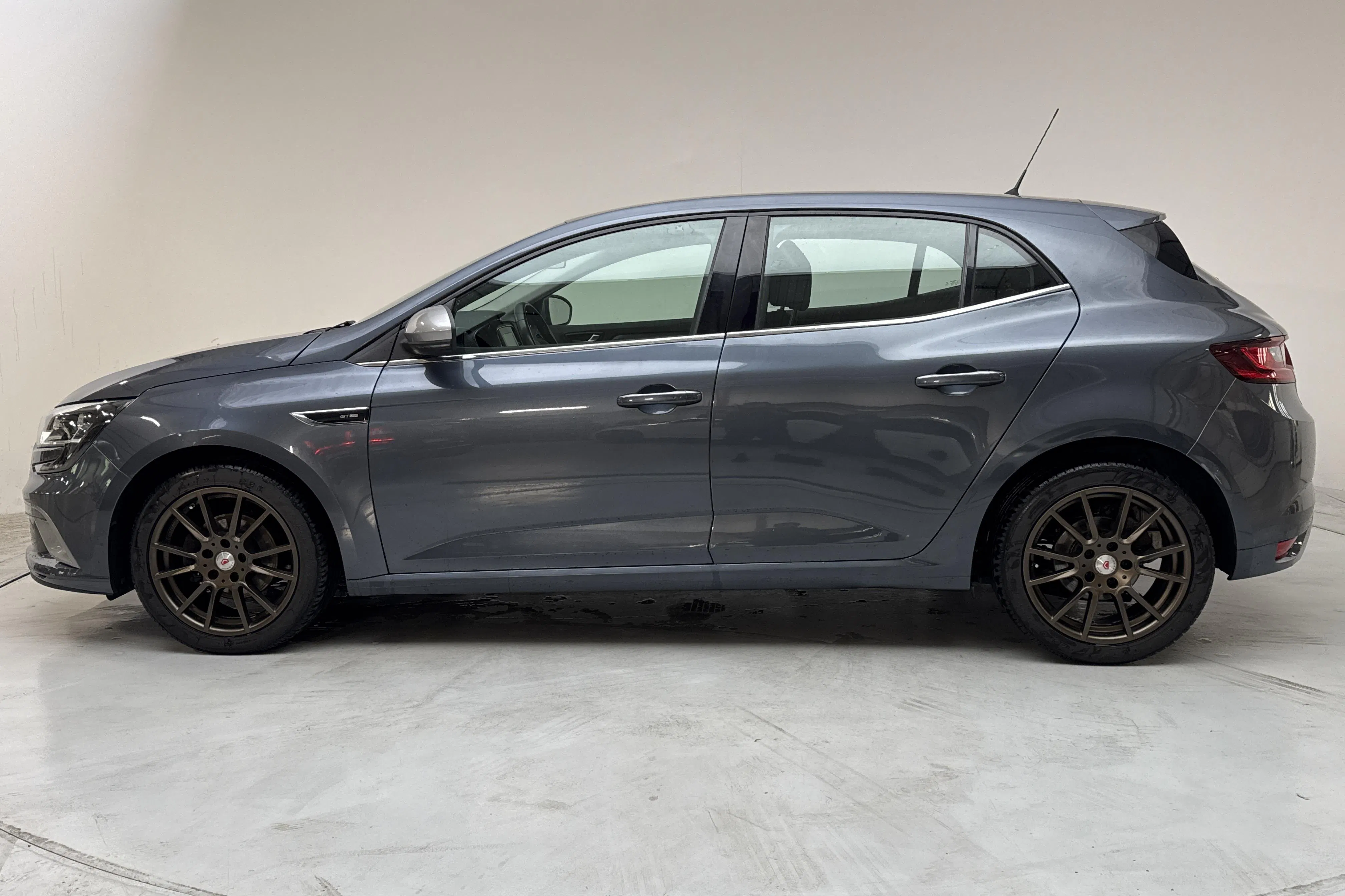 Presentation photo 2 of 14: Renault Mégane 1.3 TCe 5dr (115hk) - 73 120 km - Manual - gray - 2020