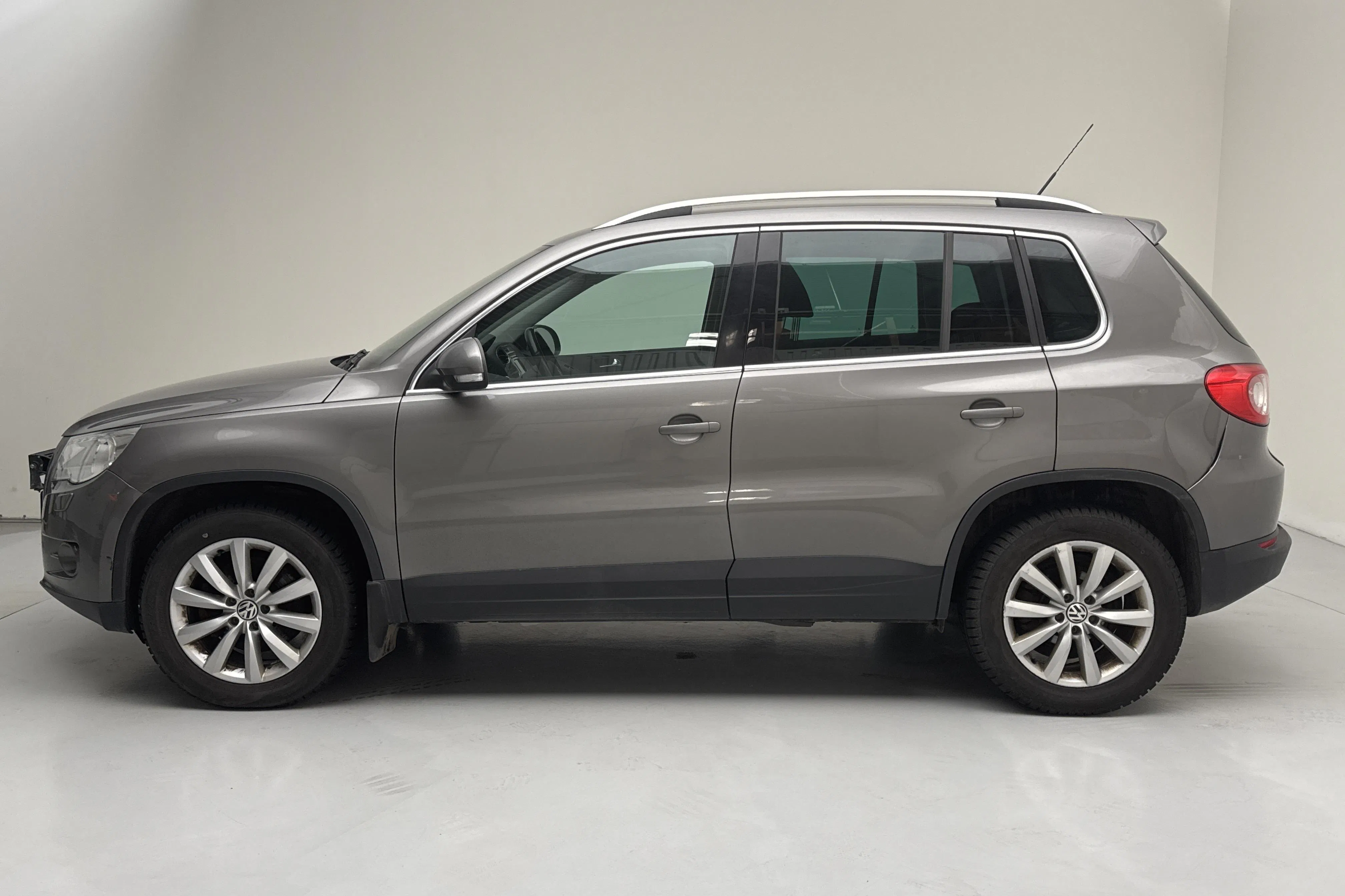 Presentationsfoto 2 av 14: VW Tiguan 2.0 TDI (140hk) - 21 518 mil - Manuell - Ljusgrå - 2011