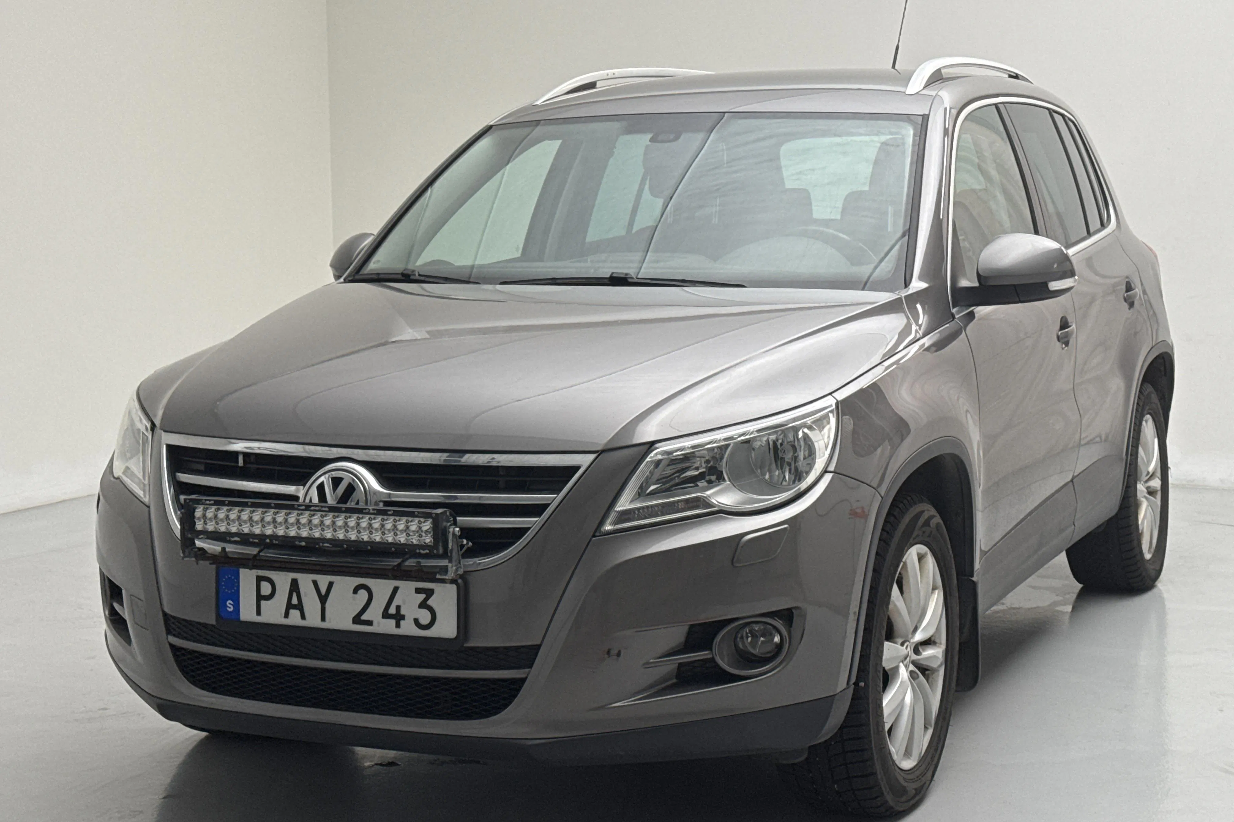 Presentationsfoto 1 av 14: VW Tiguan 2.0 TDI (140hk) - 21 518 mil - Manuell - Ljusgrå - 2011