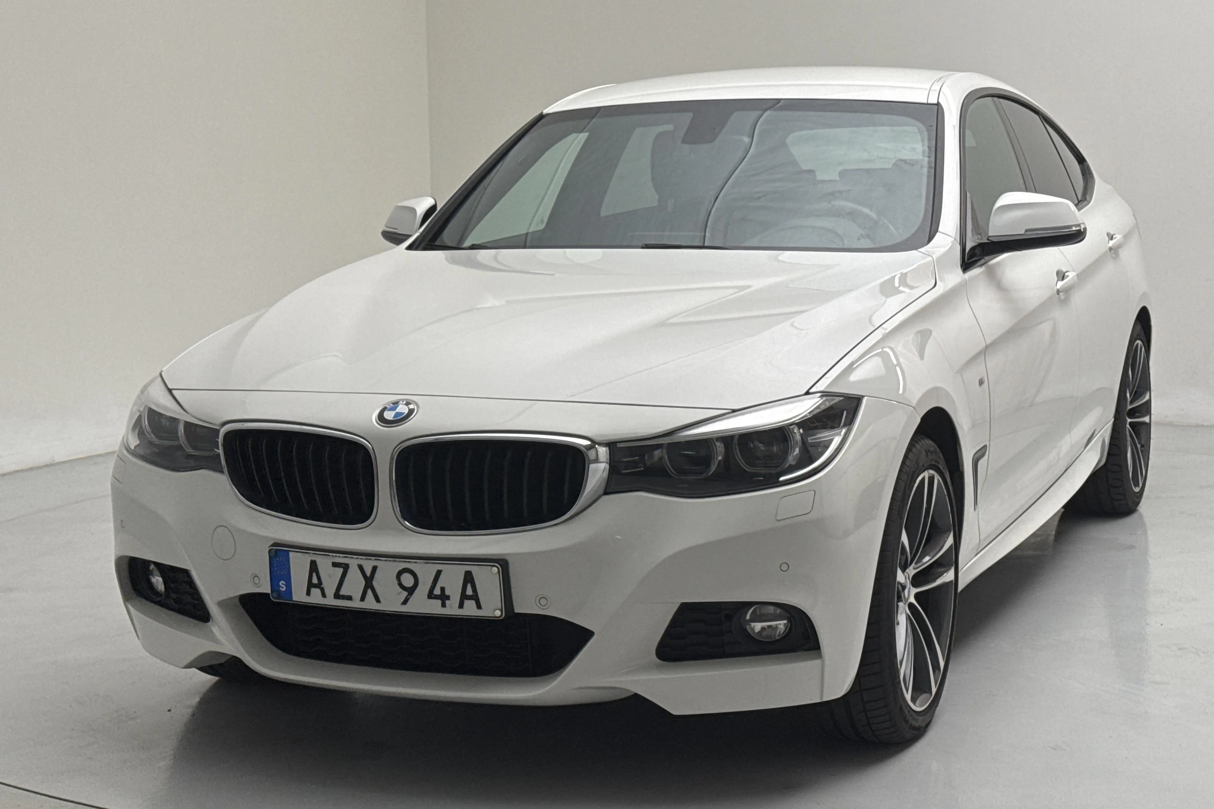 Presentationsfoto 1 av 13: BMW 330i GT xDrive, F34 (252hk) - 15 347 mil - Automat - vit - 2019