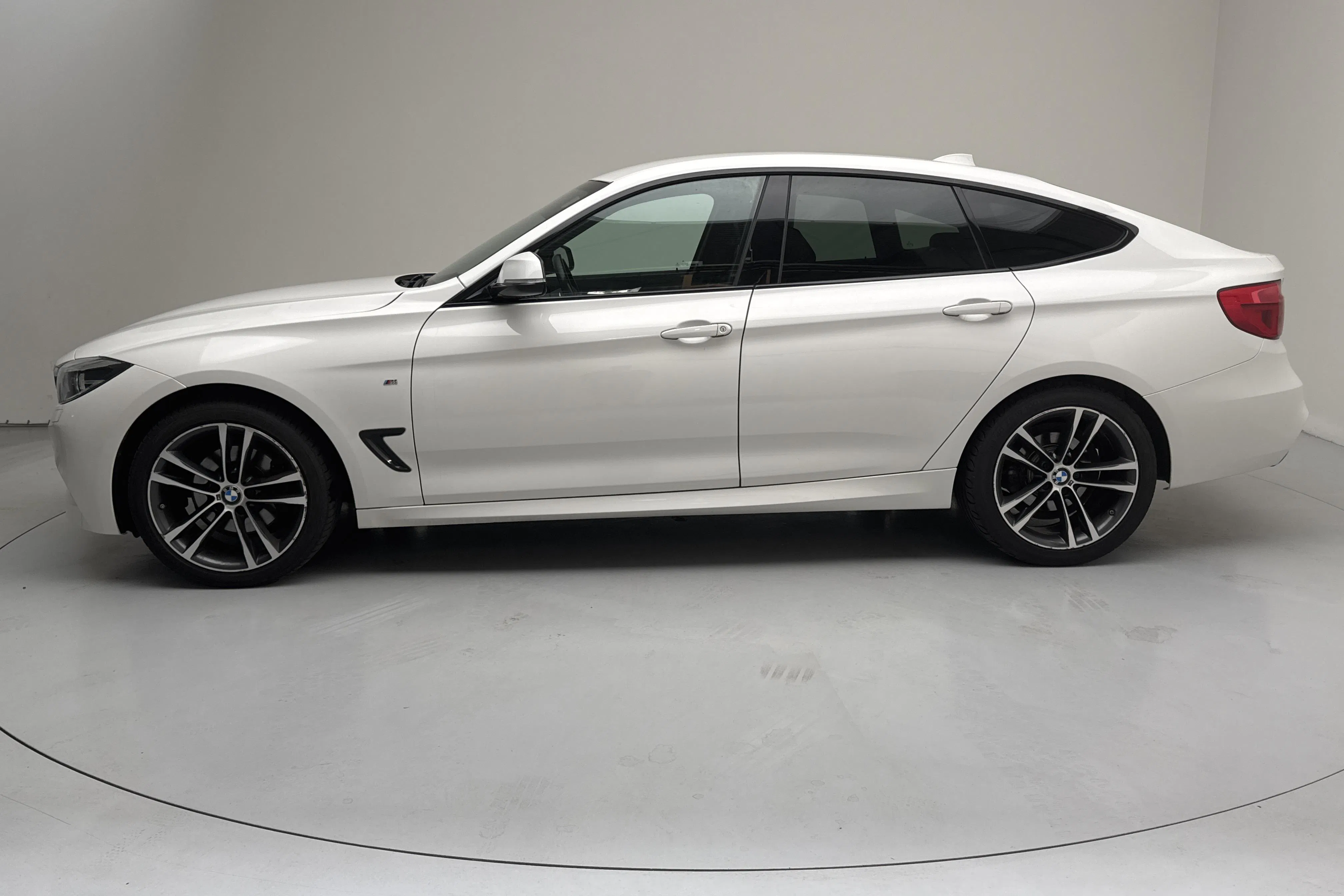 Presentationsfoto 2 av 13: BMW 330i GT xDrive, F34 (252hk) - 15 347 mil - Automat - vit - 2019