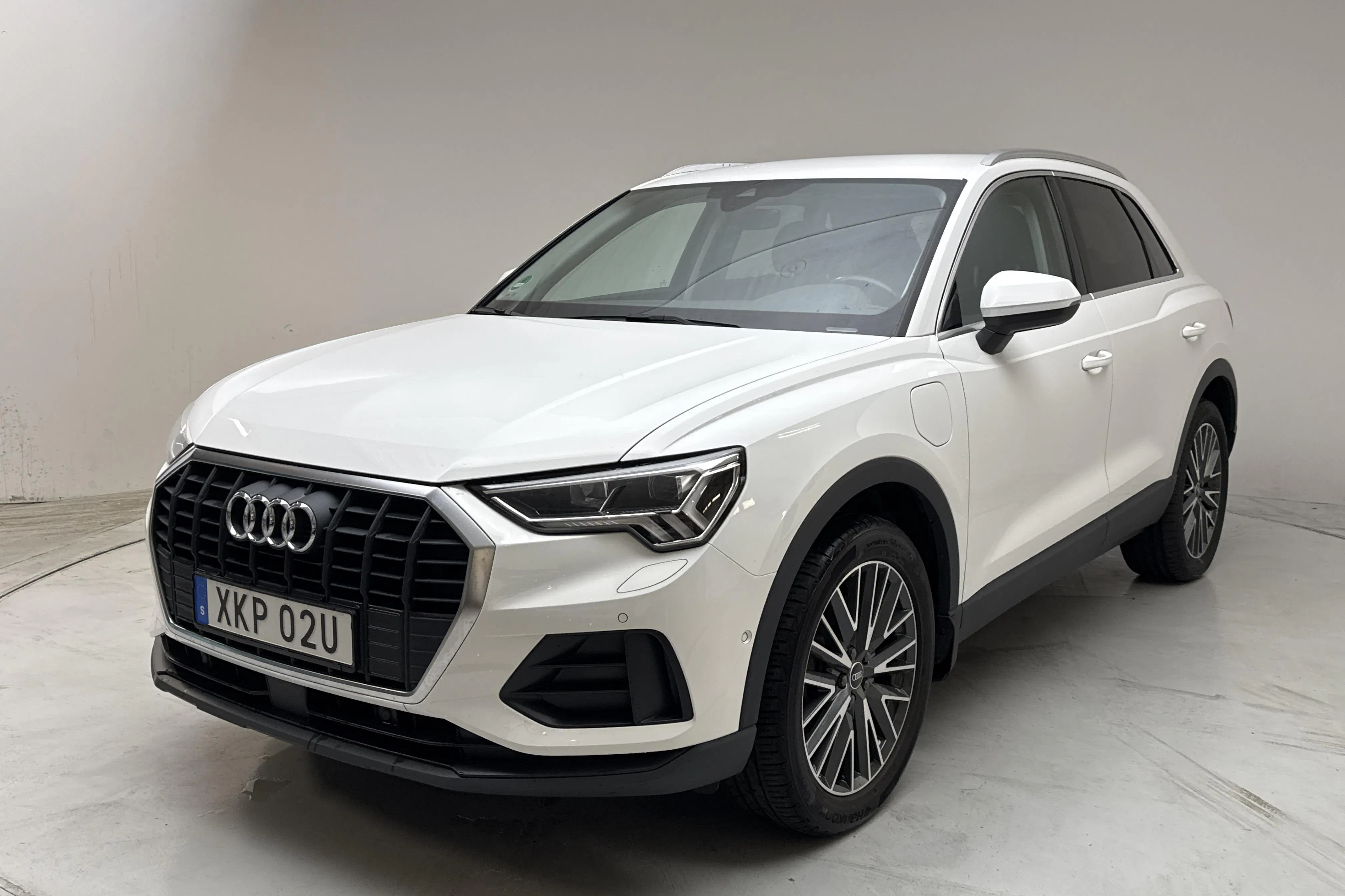 Presentationsfoto 1 av 15: Audi Q3 45 TFSI e (245hk) - 8 190 mil - Automat - vit - 2021