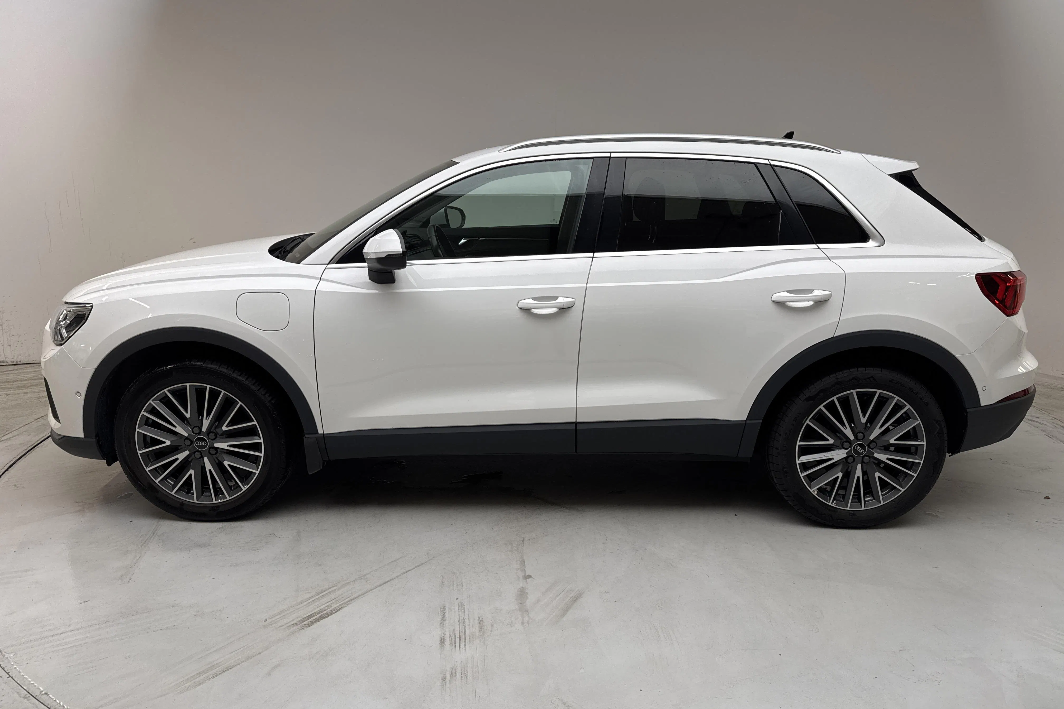 Presentationsfoto 2 av 15: Audi Q3 45 TFSI e (245hk) - 8 190 mil - Automat - vit - 2021
