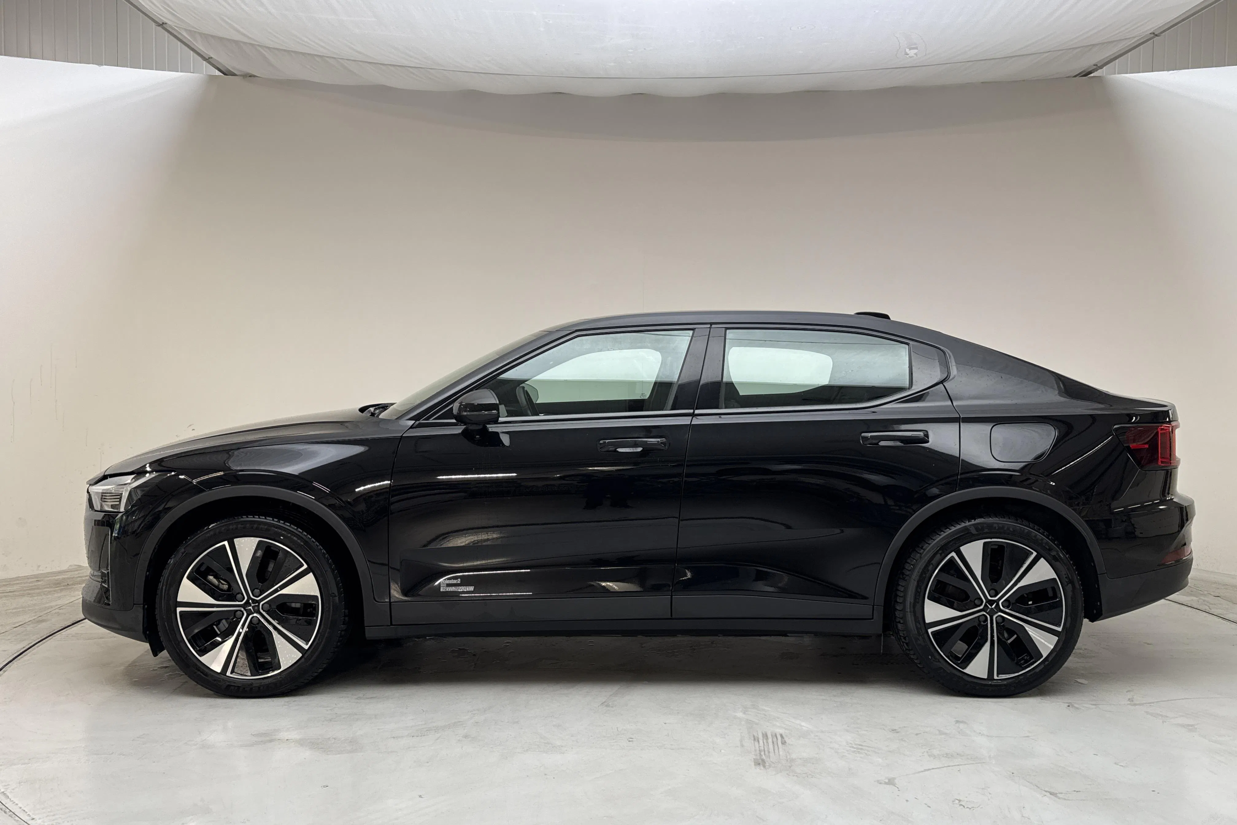 Presentationsfoto 2 av 17: Polestar 2 Long range Single motor (296hk) - 7 026 mil - Automat - svart - 2024