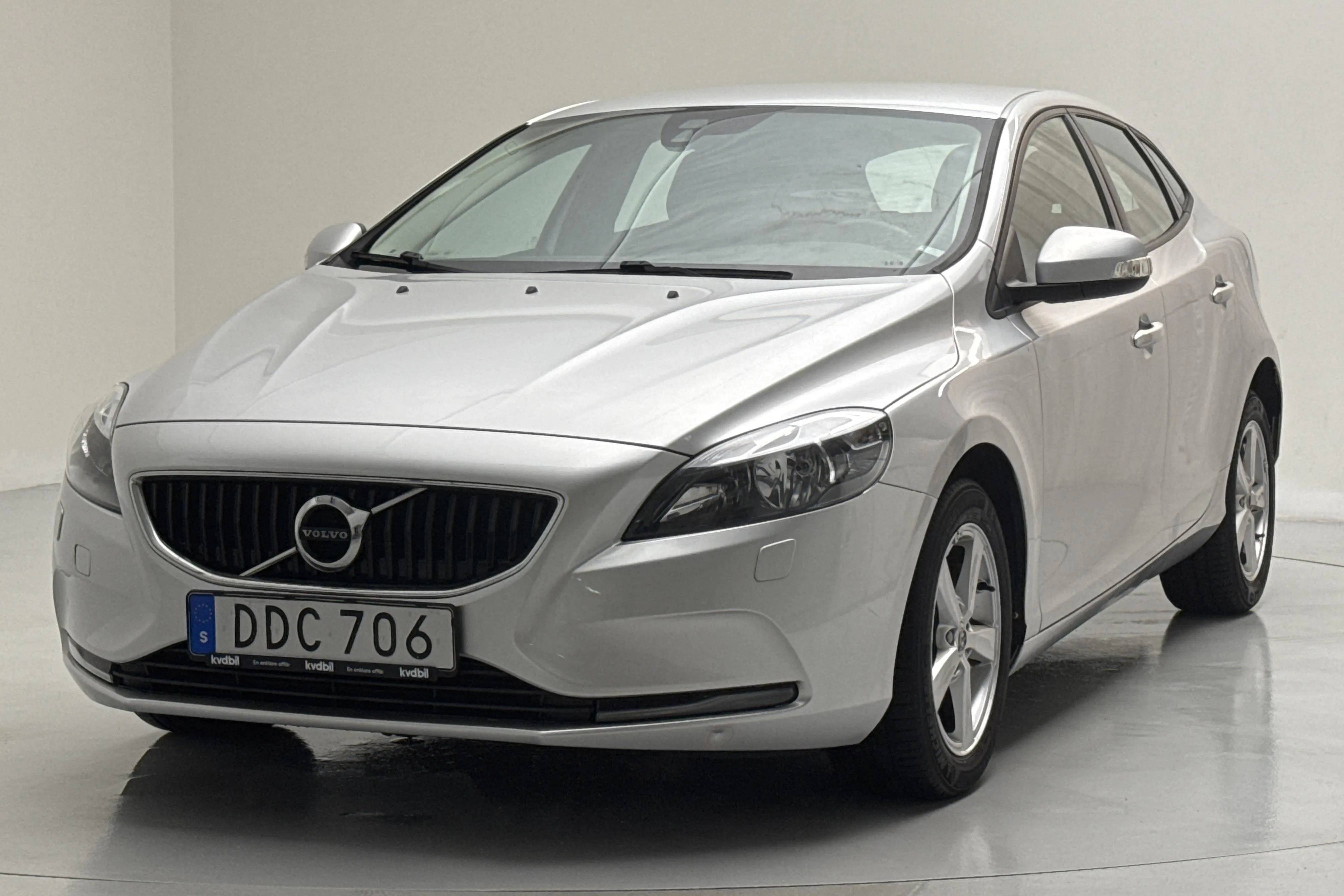 Presentationsfoto 1 av 13: Volvo V40 T3 (152hk) - 6 479 mil - Automat - silver - 2018