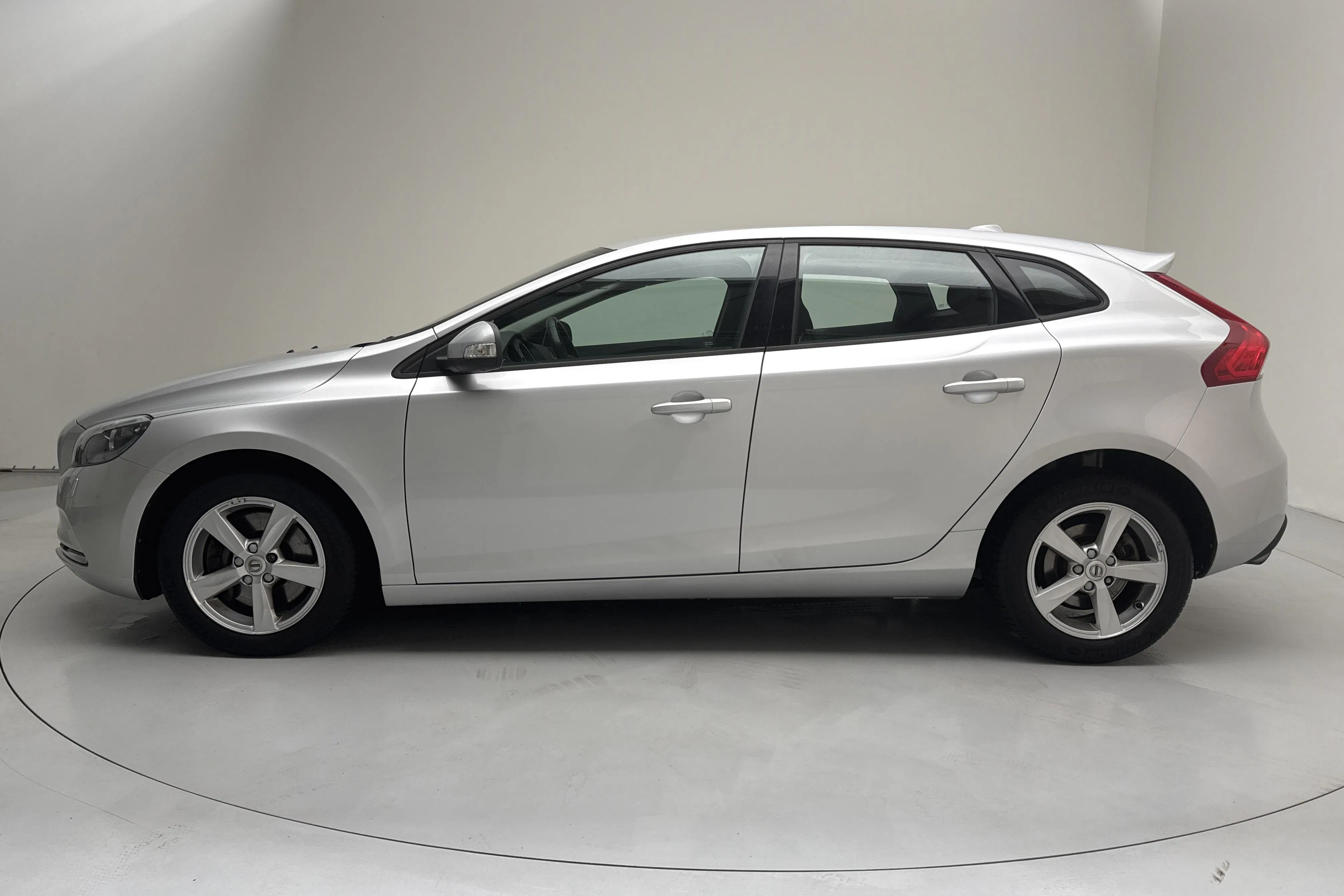 Presentationsfoto 2 av 13: Volvo V40 T3 (152hk) - 6 479 mil - Automat - silver - 2018
