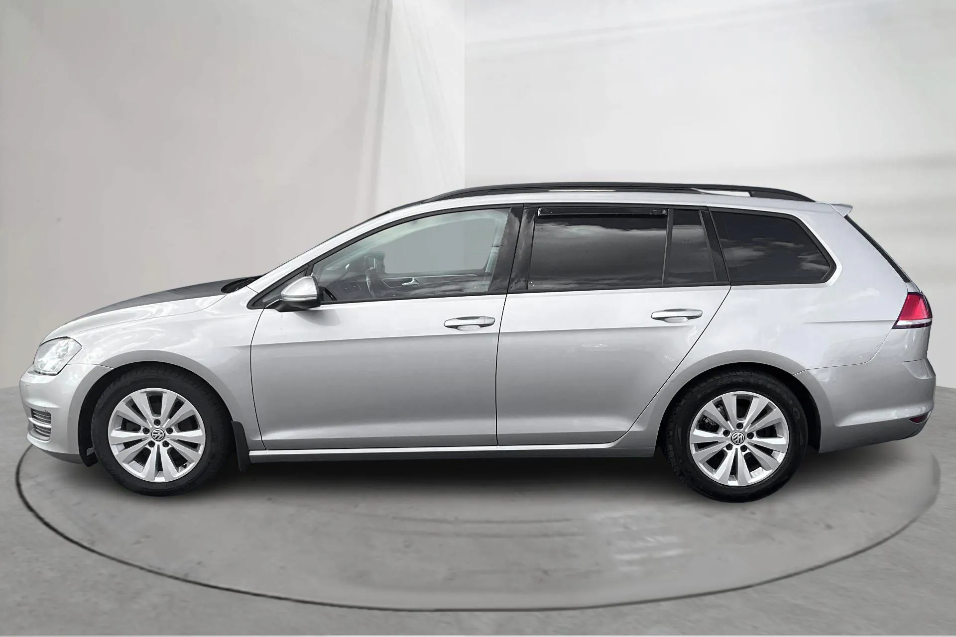 Presentationsfoto 2 av 15: VW Golf VII 1.2 TSI Sportscombi (105hk) - 26 617 mil - Manuell - silver - 2015