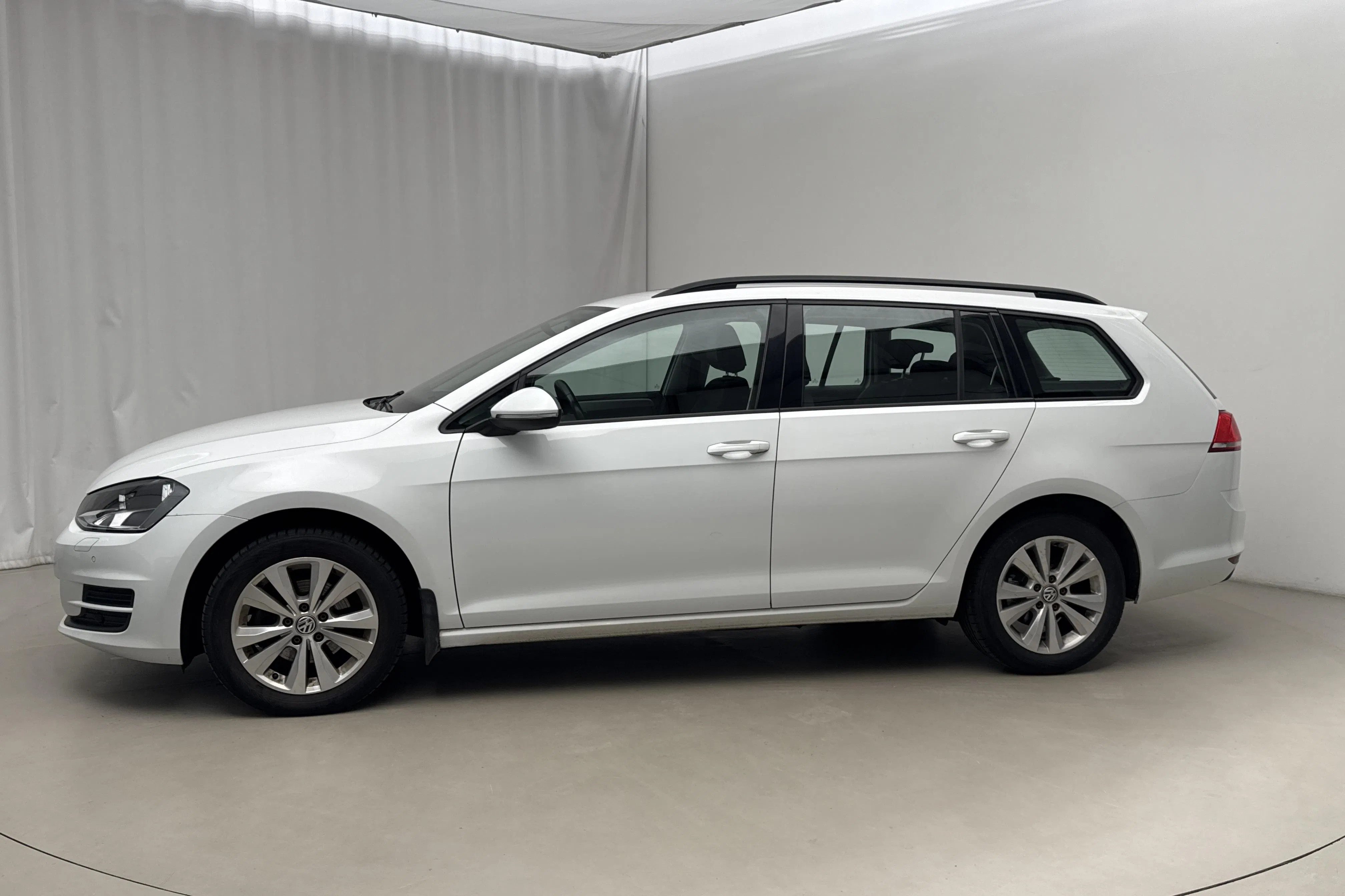 Presentationsfoto 2 av 16: VW Golf VII 1.4 TSI Multifuel Sportscombi (125hk) - 12 717 mil - Manuell - vit - 2016