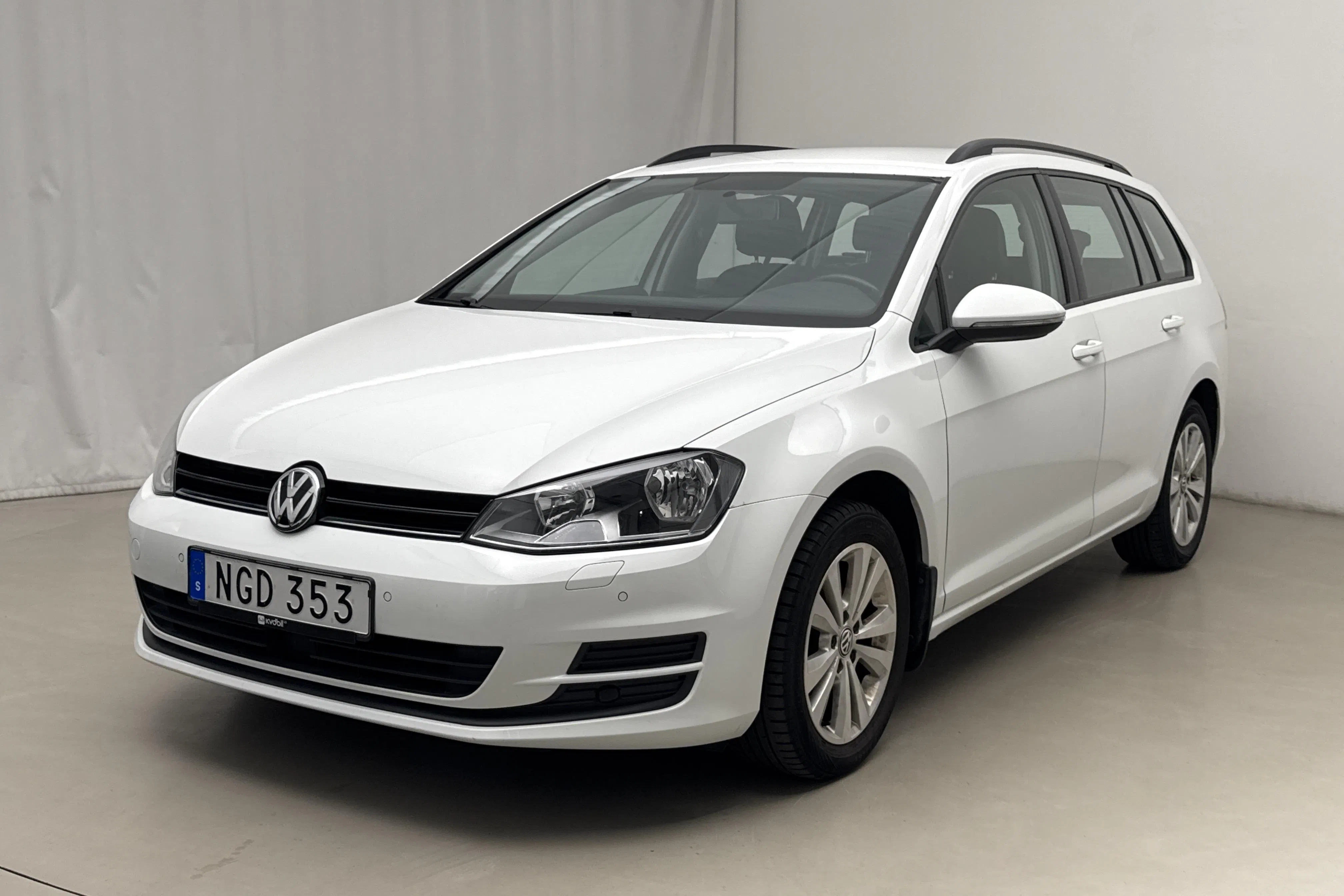 Presentationsfoto 1 av 16: VW Golf VII 1.4 TSI Multifuel Sportscombi (125hk) - 12 717 mil - Manuell - vit - 2016