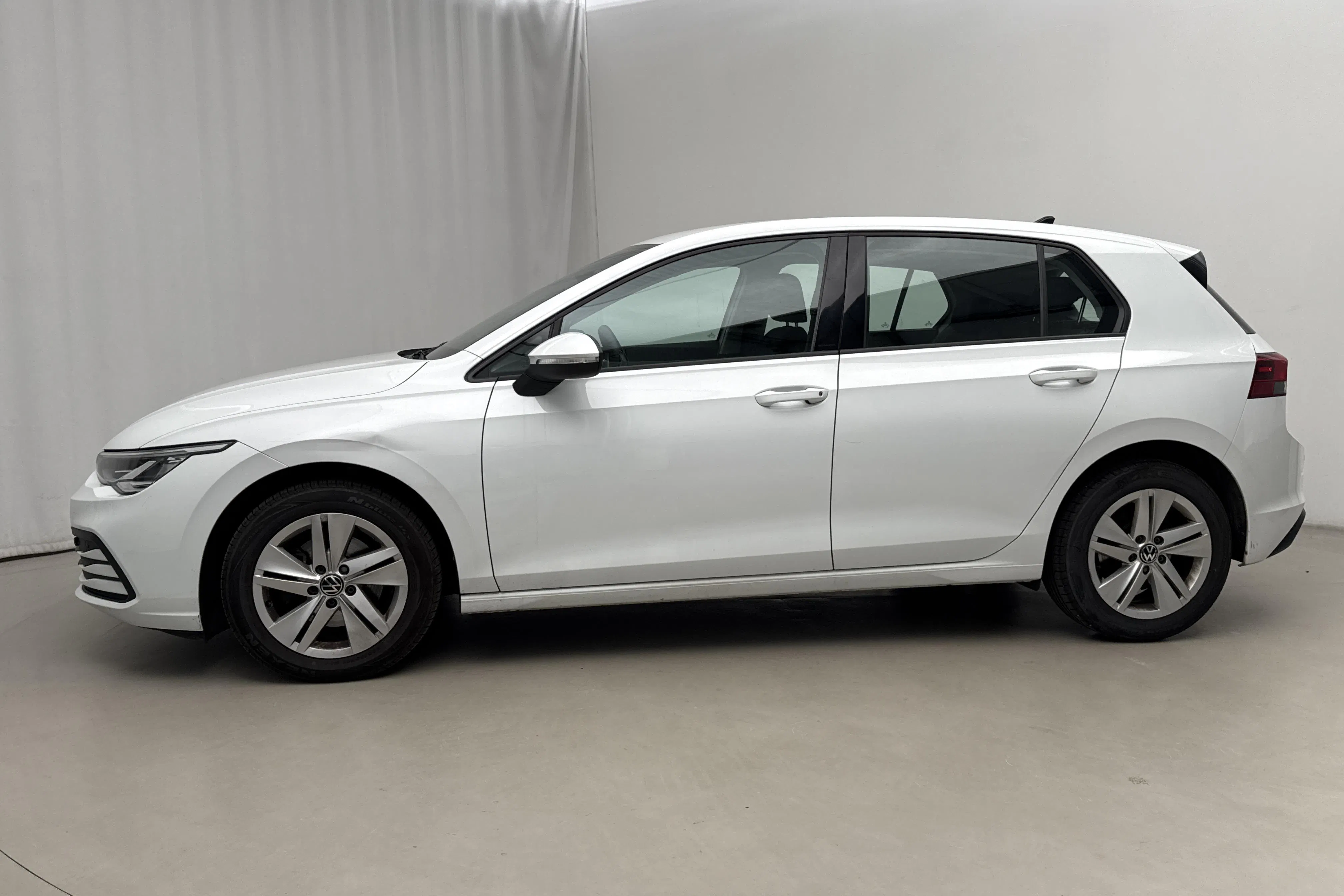Presentationsfoto 2 av 17: VW Golf VIII TGI 5dr (130hk) - 6 371 mil - Automat - vit - 2023