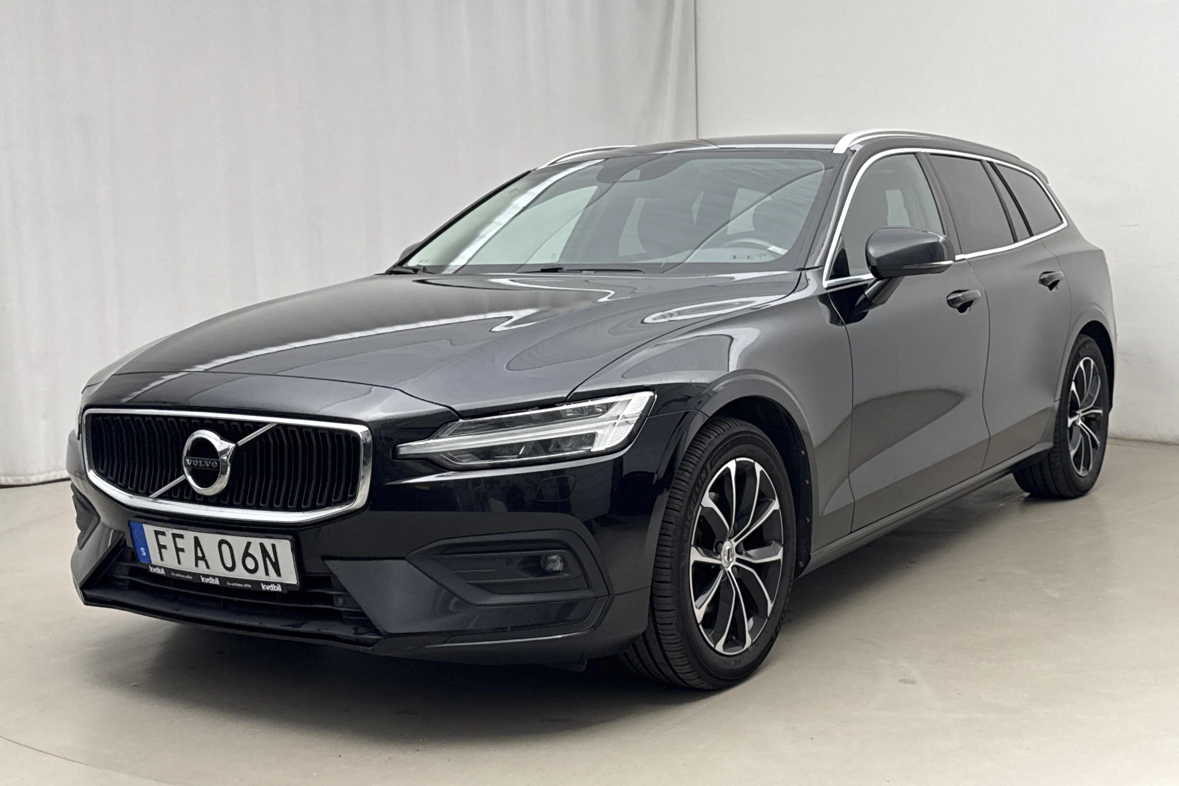 Presentationsfoto 1 av 23: Volvo V60 D3 (150hk) - 18 985 mil - Automat - svart - 2020