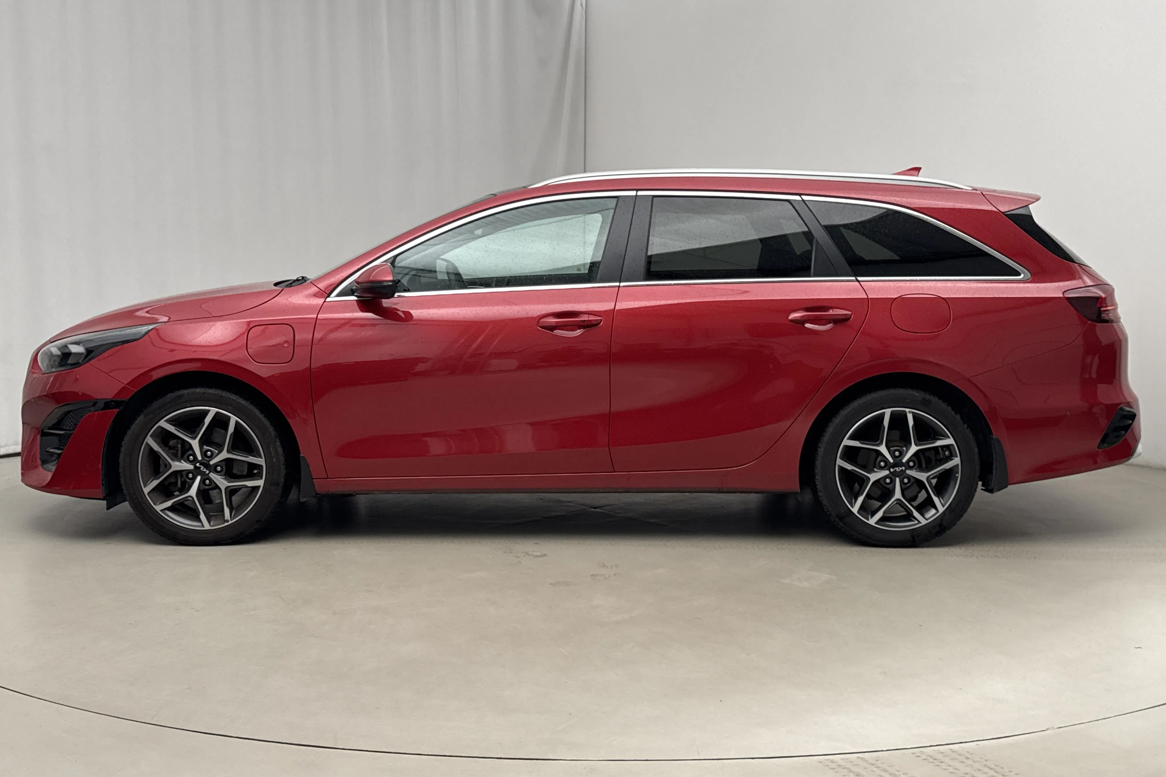 Presentation photo 2 of 26: KIA Ceed 1.6 Plug-in Hybrid SW (141hk) - 24 130 km - Automatic - red - 2023