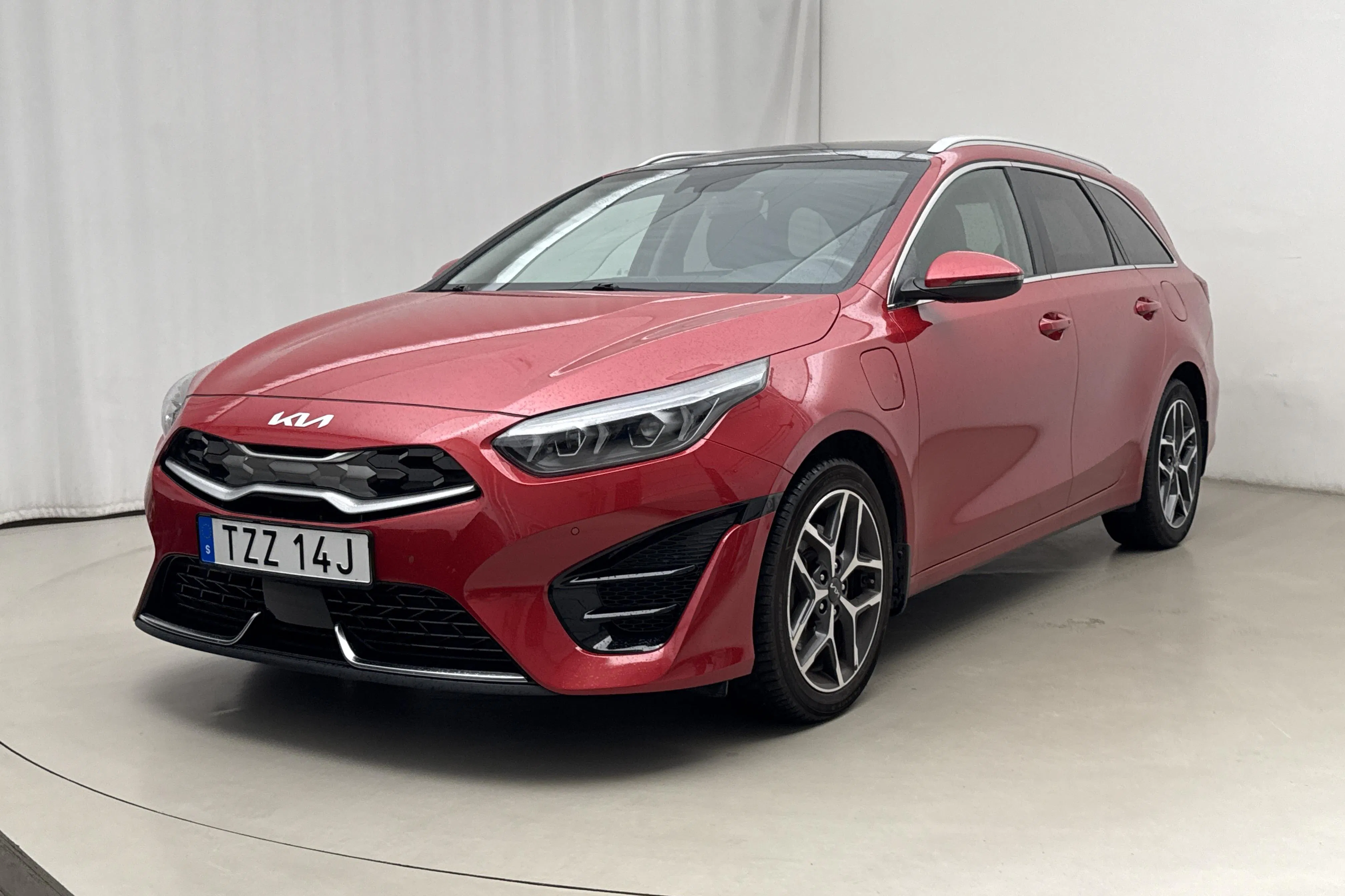 Presentation photo 1 of 26: KIA Ceed 1.6 Plug-in Hybrid SW (141hk) - 24 130 km - Automatic - red - 2023