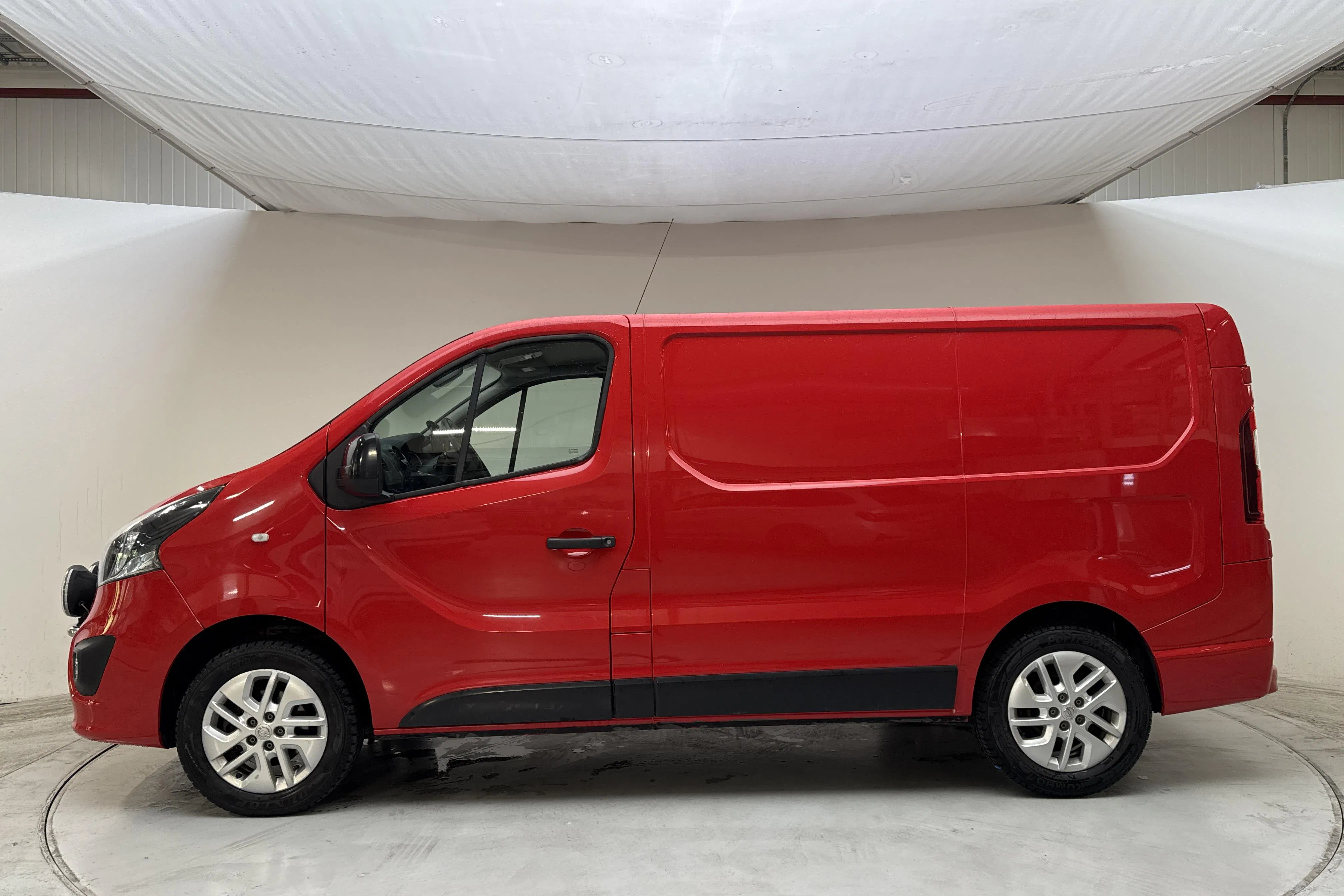 Presentation photo 2 of 13: Opel Vivaro 1.6 CDTI (120hk) - 100 390 km - Manual - red - 2018