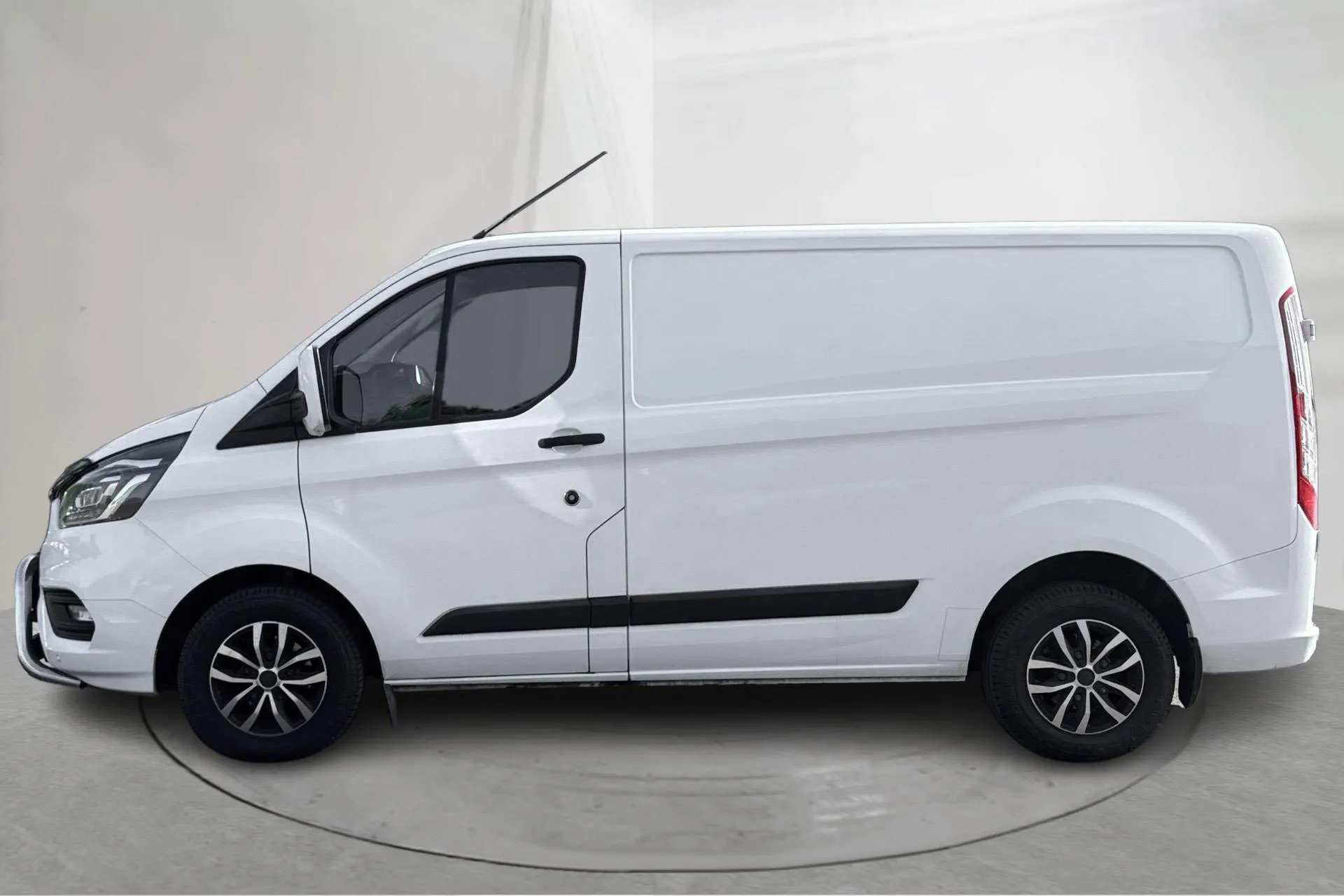 Presentationsfoto 2 av 15: Ford Transit Custom 300 (130hk) - 11 736 mil - Manuell - vit - 2019