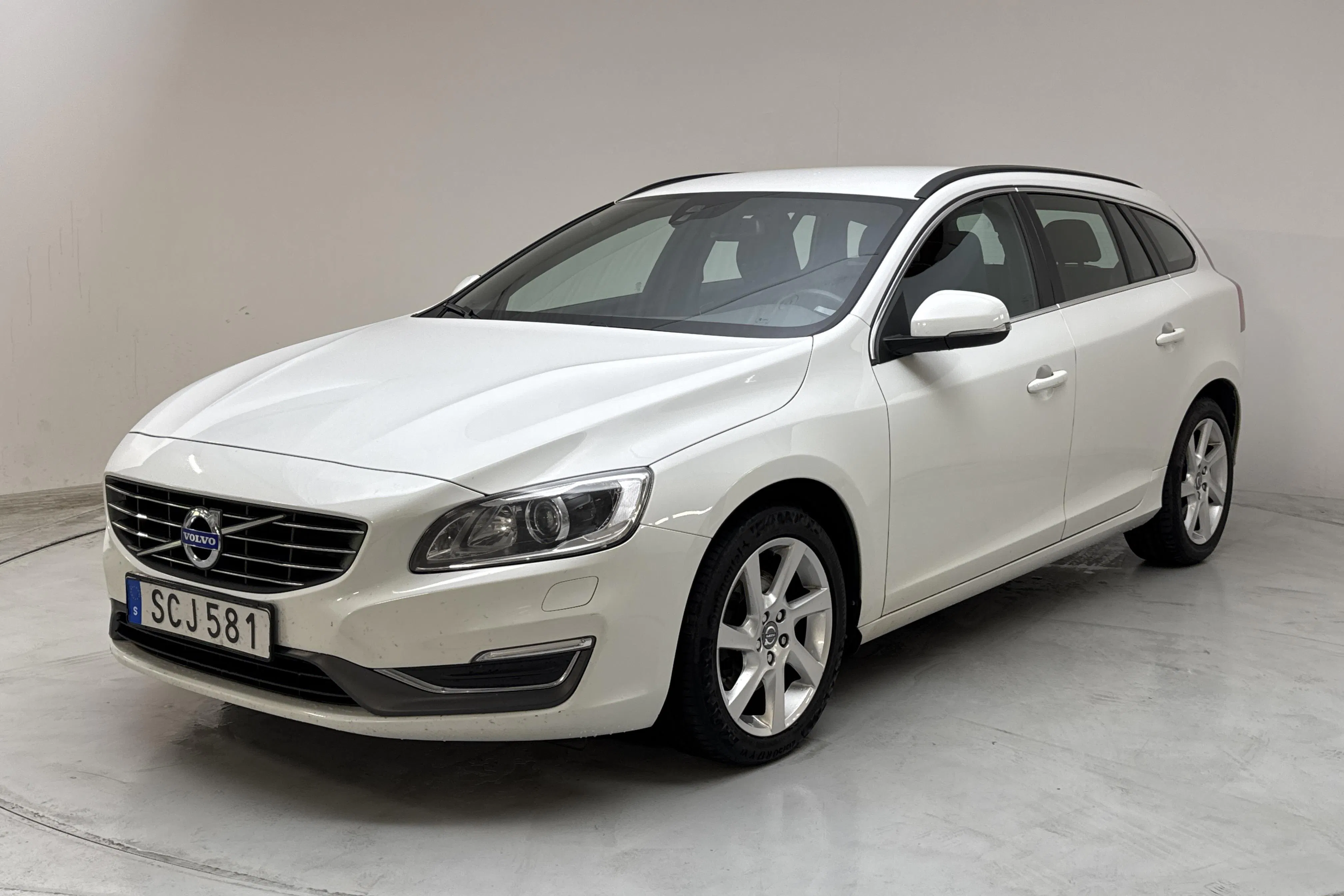 Presentationsfoto 1 av 16: Volvo V60 D3 (136hk) - 24 637 mil - Manuell - vit - 2015