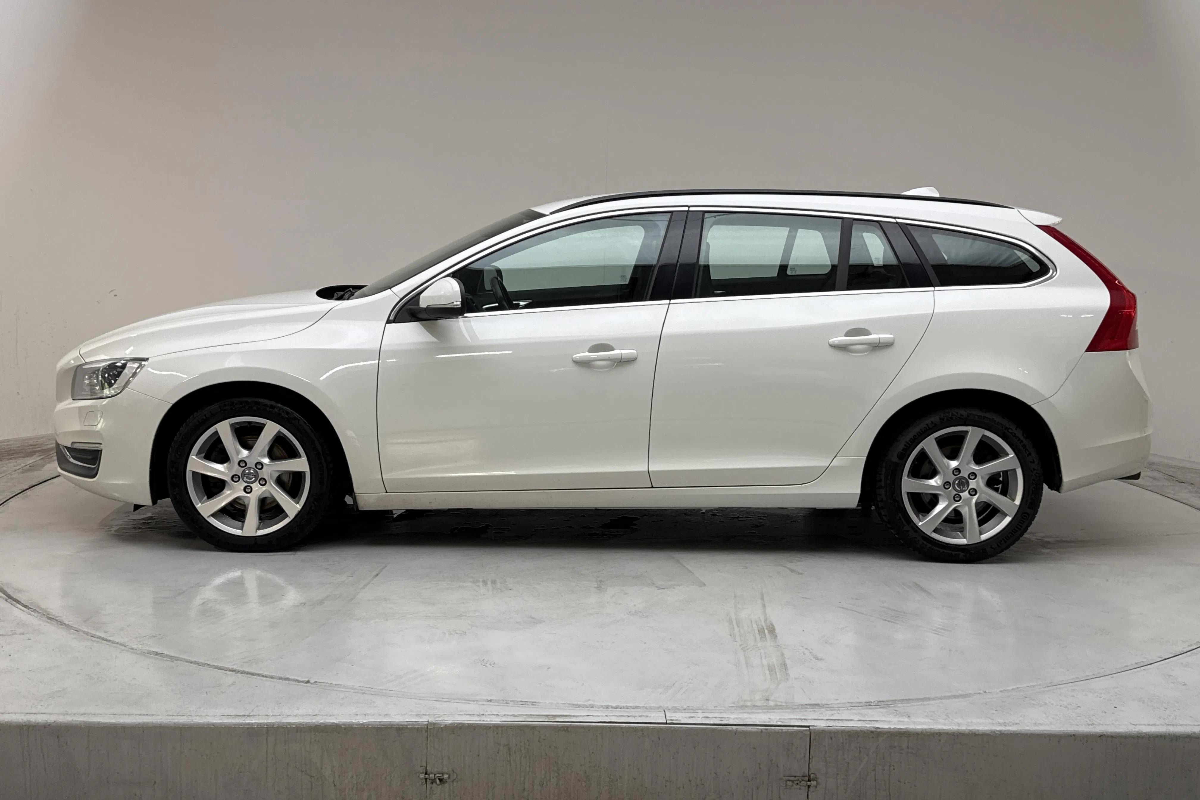 Presentationsfoto 2 av 16: Volvo V60 D3 (136hk) - 24 637 mil - Manuell - vit - 2015