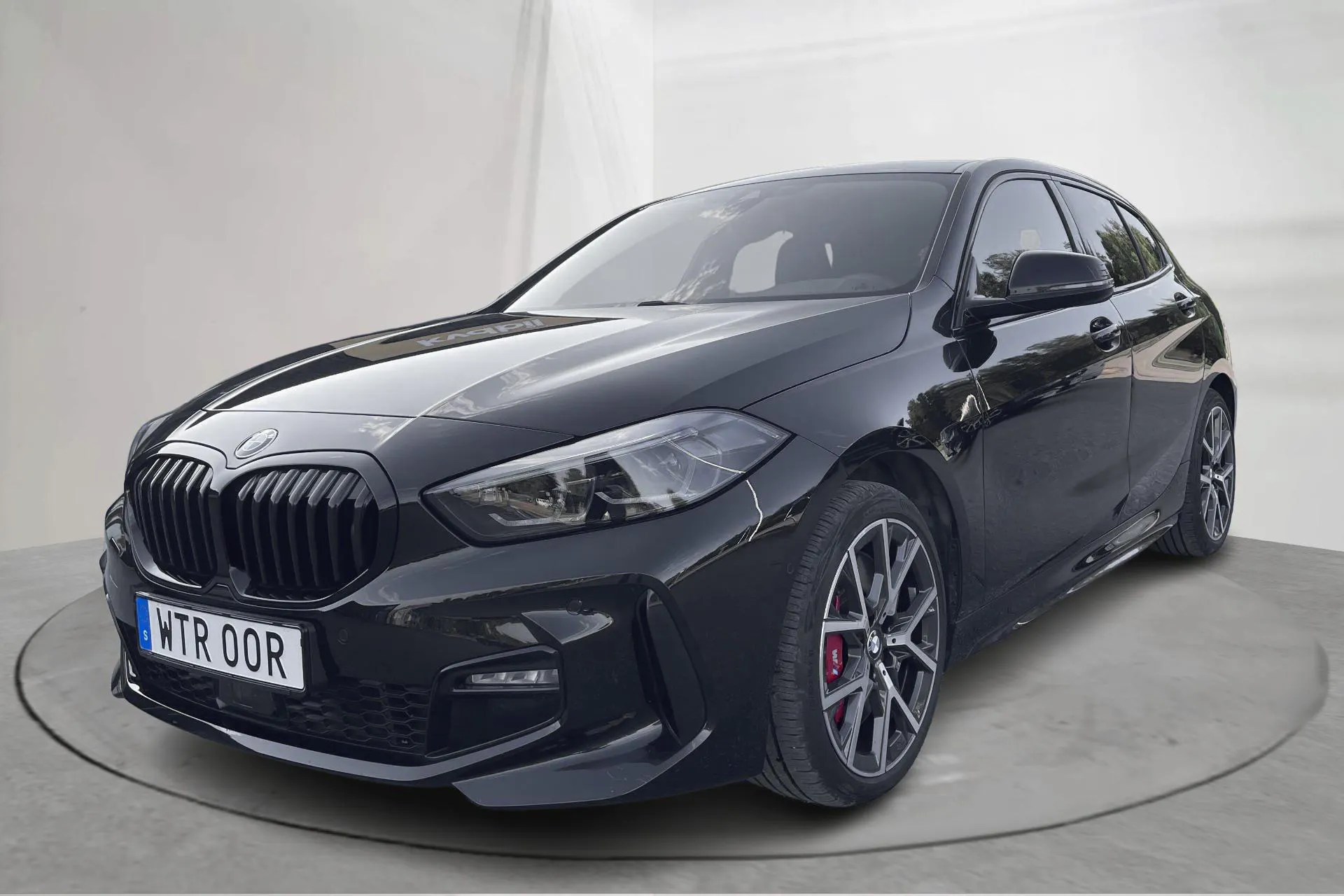 Presentationsfoto 1 av 20: BMW 118i 5dr, F40 (136hk) - 2 625 mil - Automat - svart - 2023
