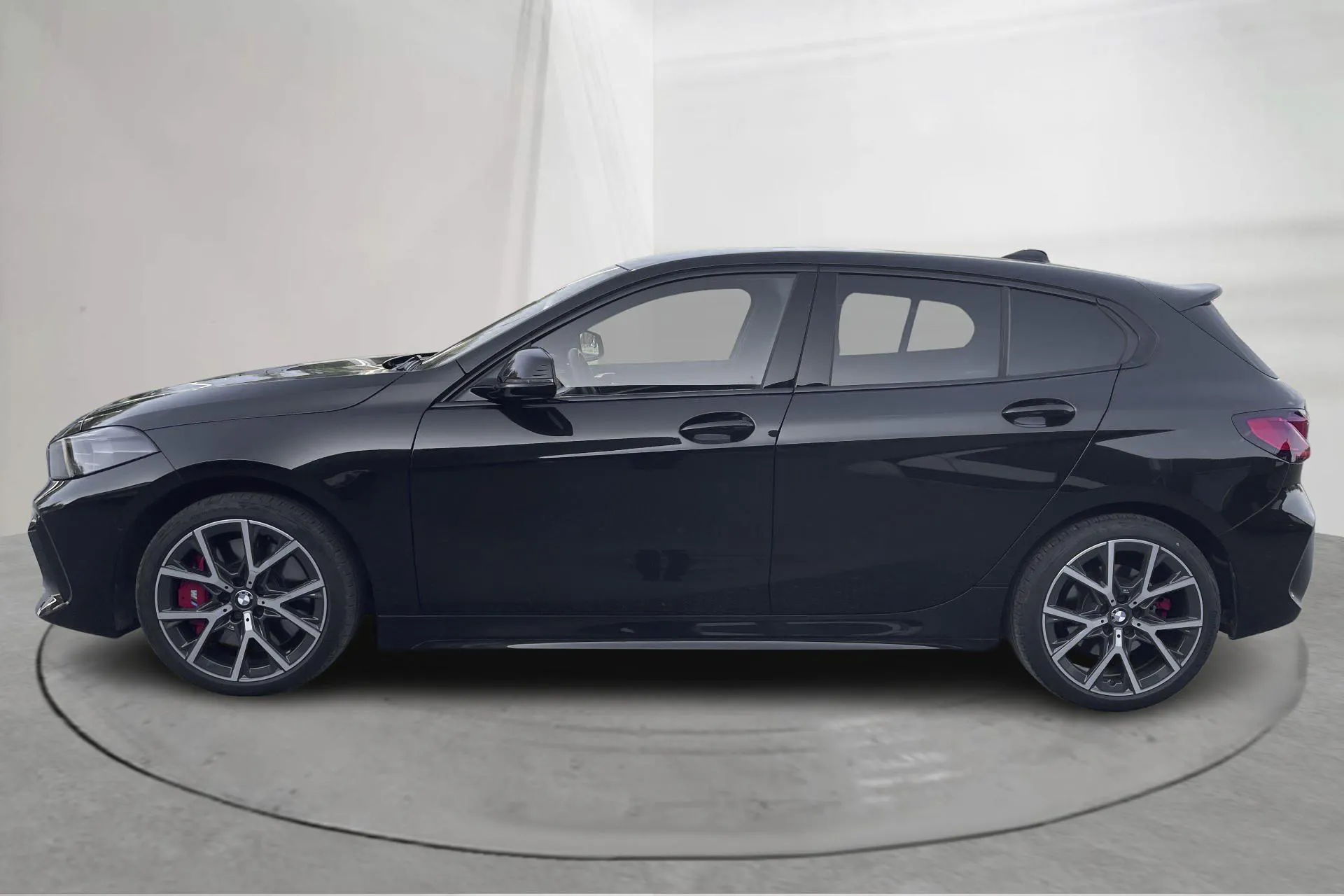 Presentationsfoto 2 av 20: BMW 118i 5dr, F40 (136hk) - 2 625 mil - Automat - svart - 2023