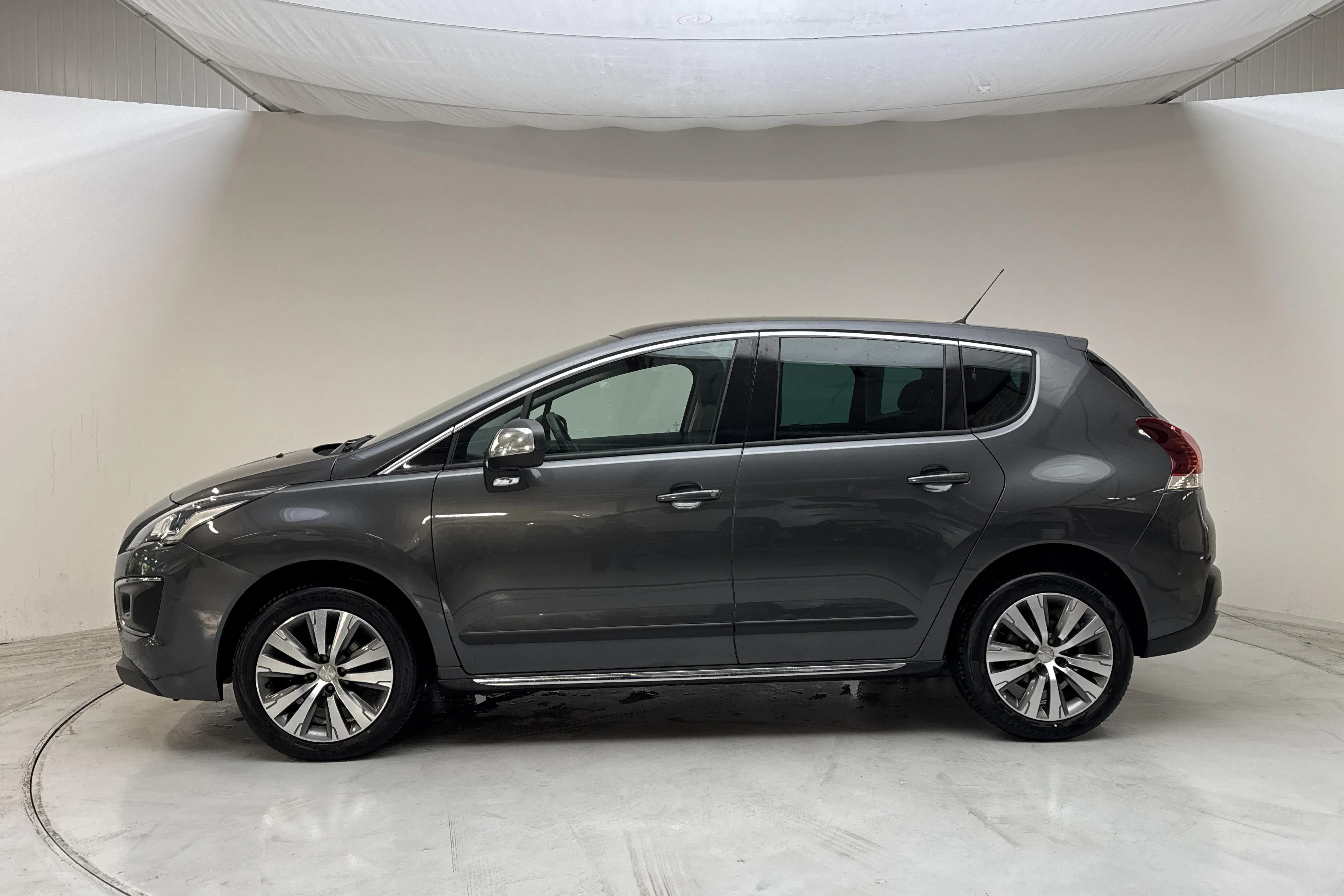 Presentationsfoto 2 av 15: Peugeot 3008 BlueHDi (120hk) - 6 844 mil - Automat - Mörkgrå - 2015