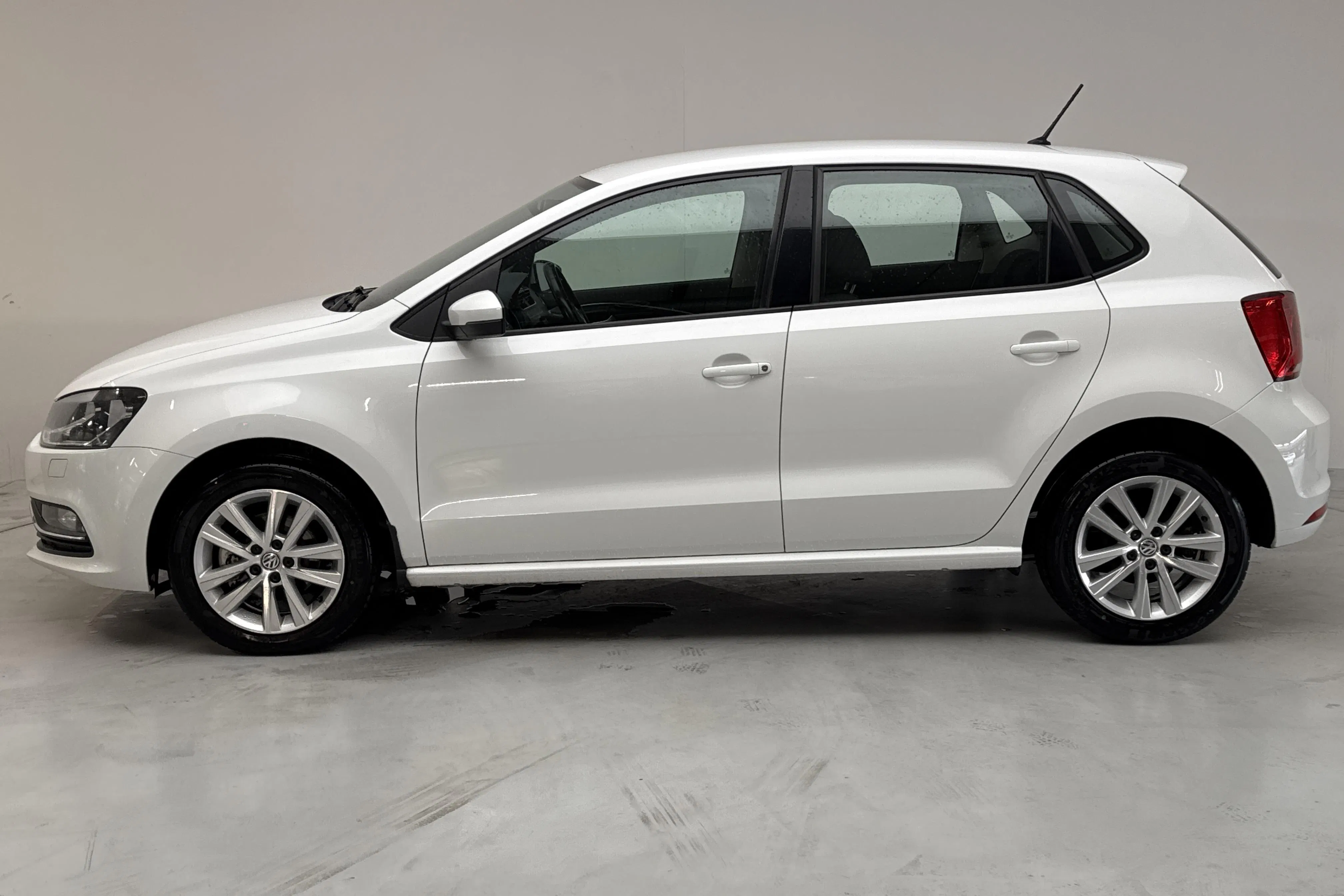 Presentationsfoto 2 av 12: VW Polo 1.2 TSI 5dr (90hk) - 12 136 mil - Manuell - vit - 2017