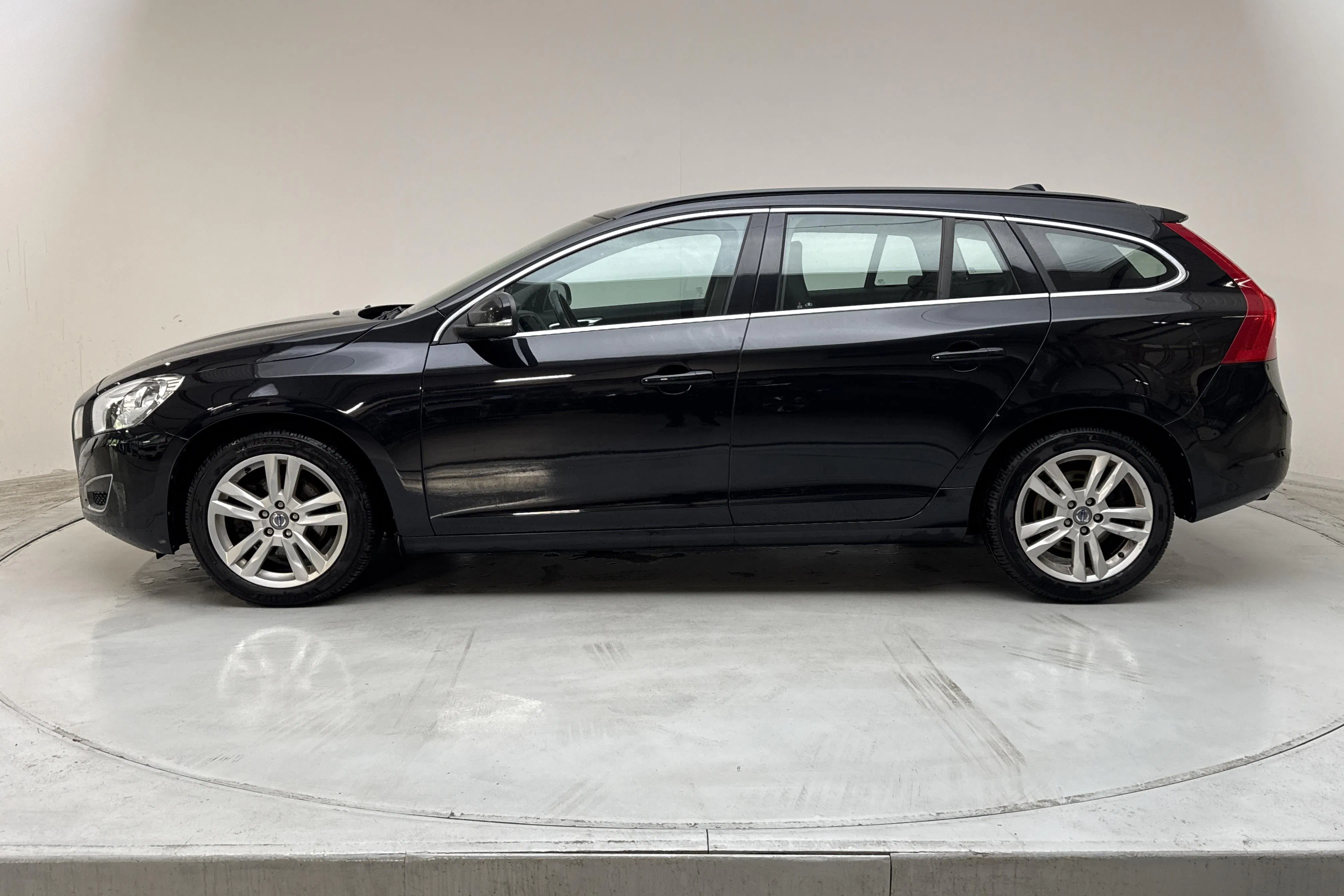 Presentationsfoto 2 av 14: Volvo V60 D3 (136hk) - 16 811 mil - Manuell - svart - 2013