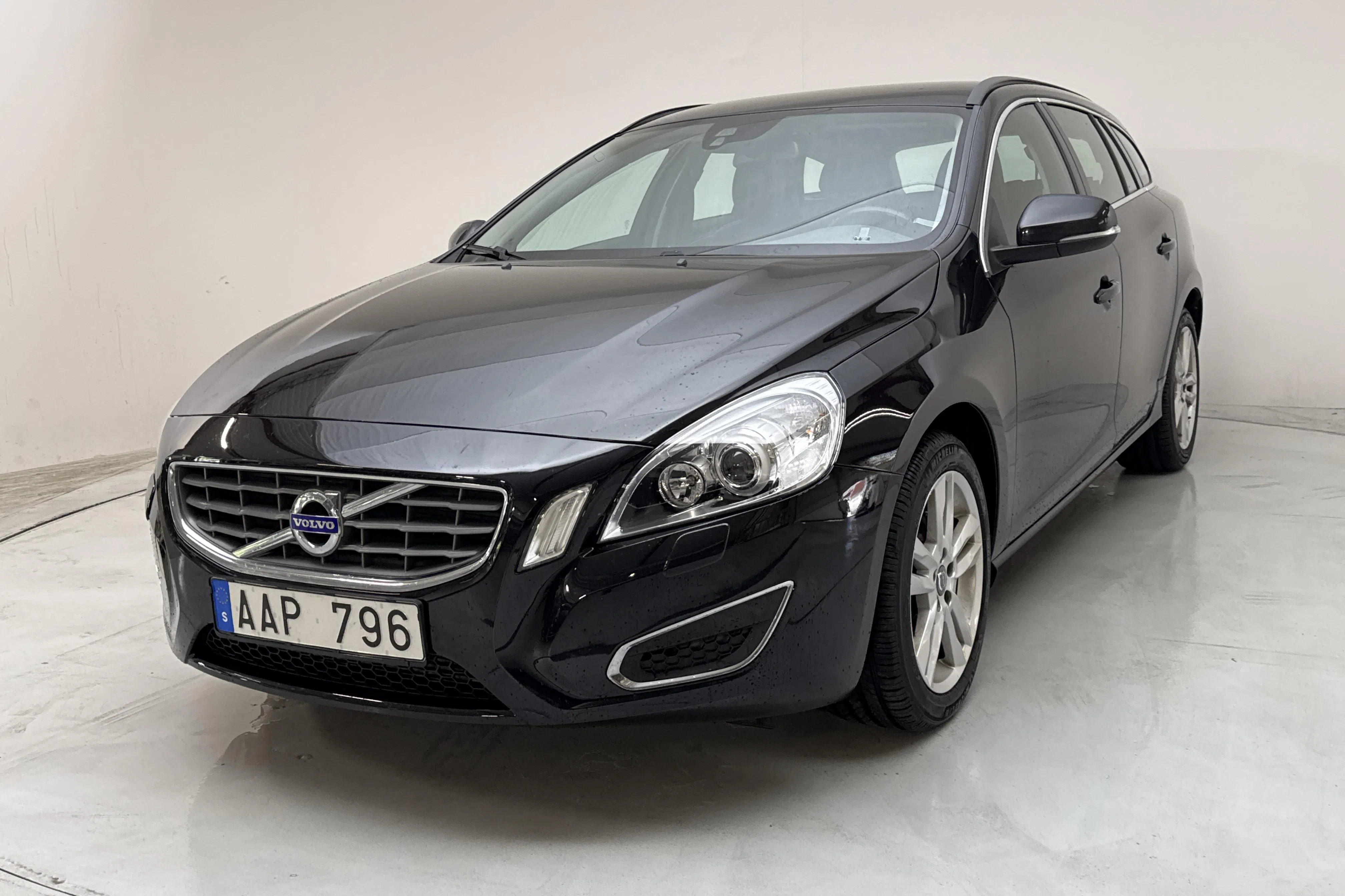 Presentationsfoto 1 av 14: Volvo V60 D3 (136hk) - 16 811 mil - Manuell - svart - 2013