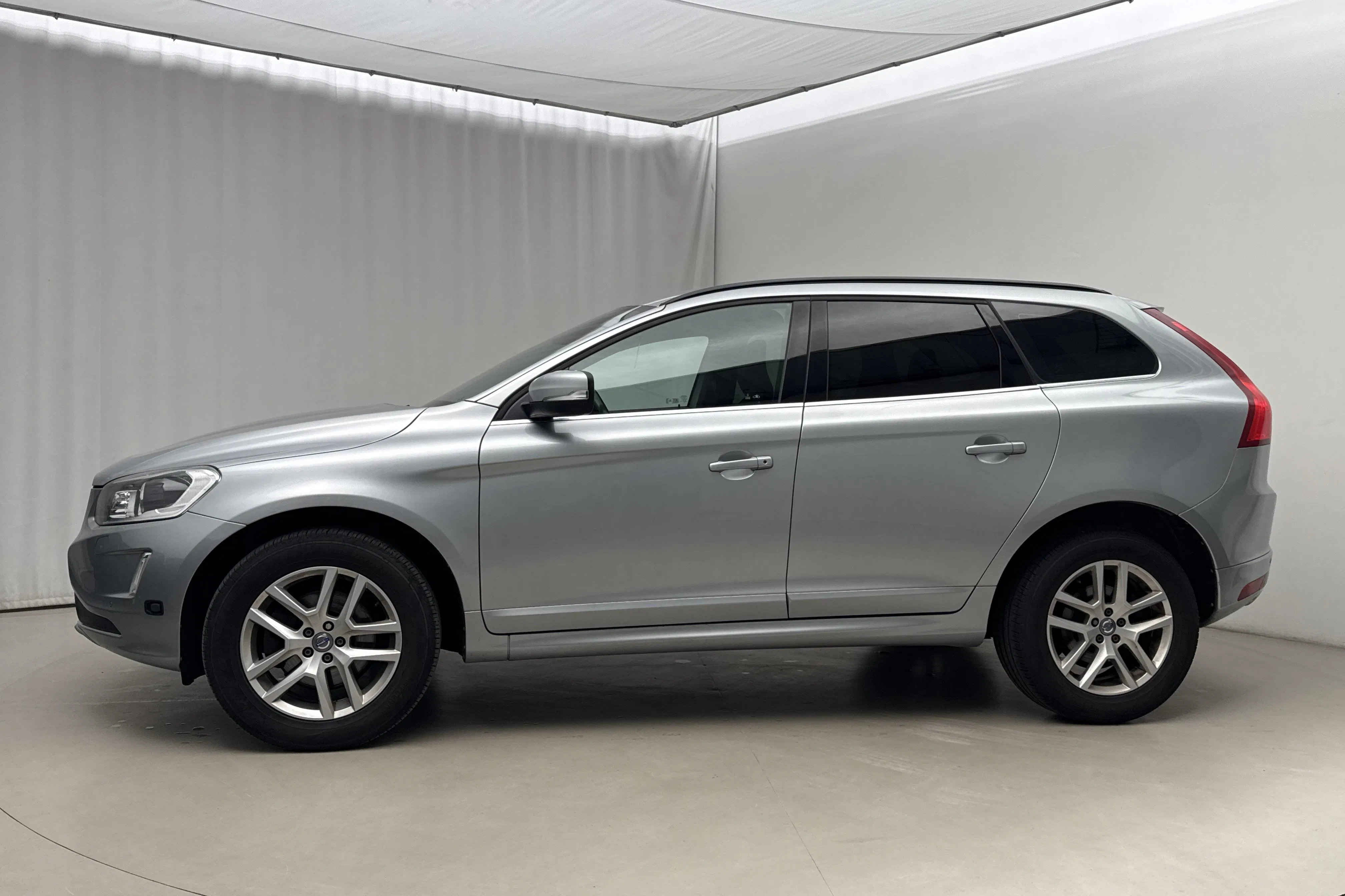 Presentationsfoto 2 av 17: Volvo XC60 D4 AWD (190hk) - 9 124 mil - Automat - silver - 2017