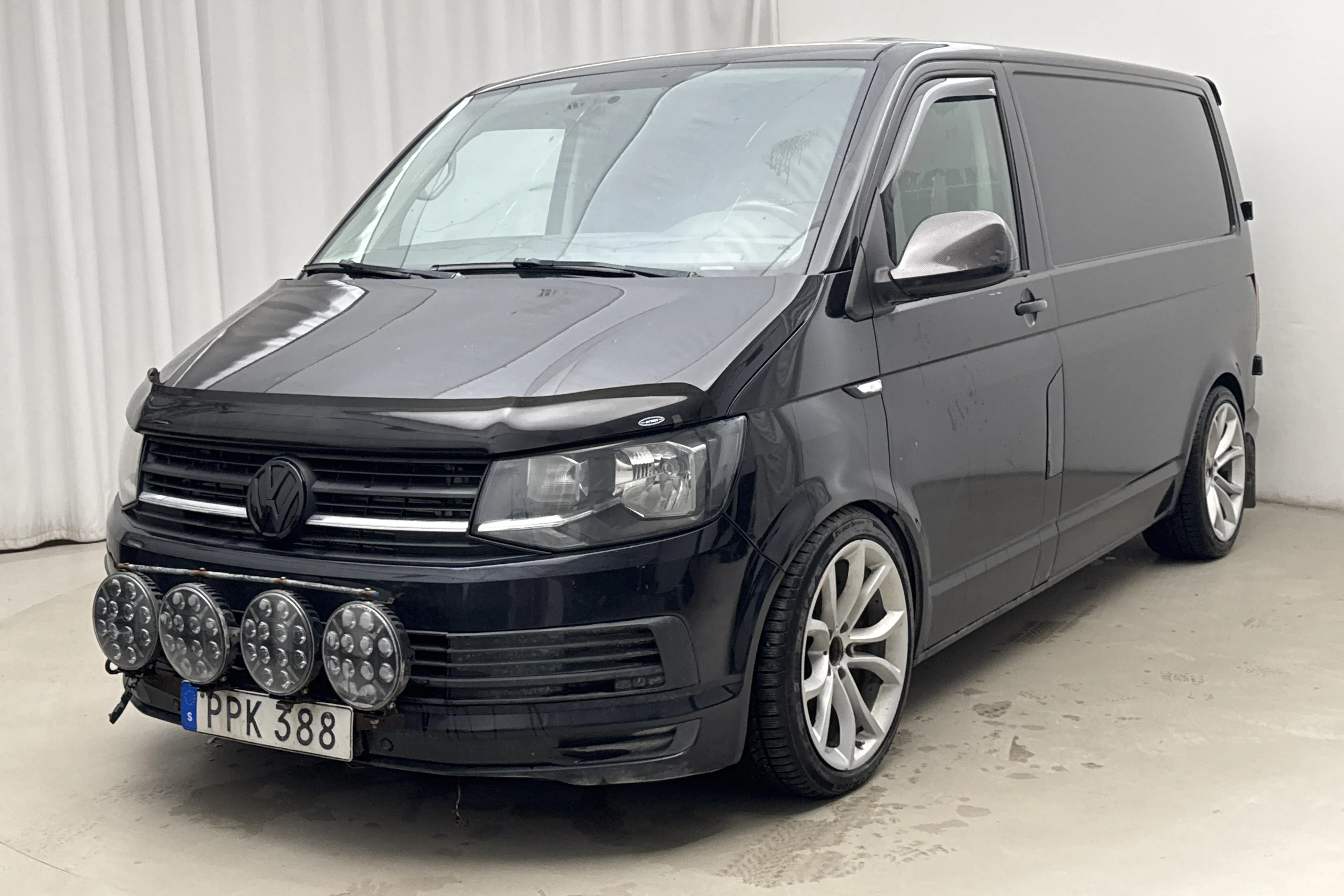 Presentationsfoto 1 av 16: VW Transporter T6 2.0 TDI BMT Skåp (140hk) - 22 670 mil - Automat - svart - 2016