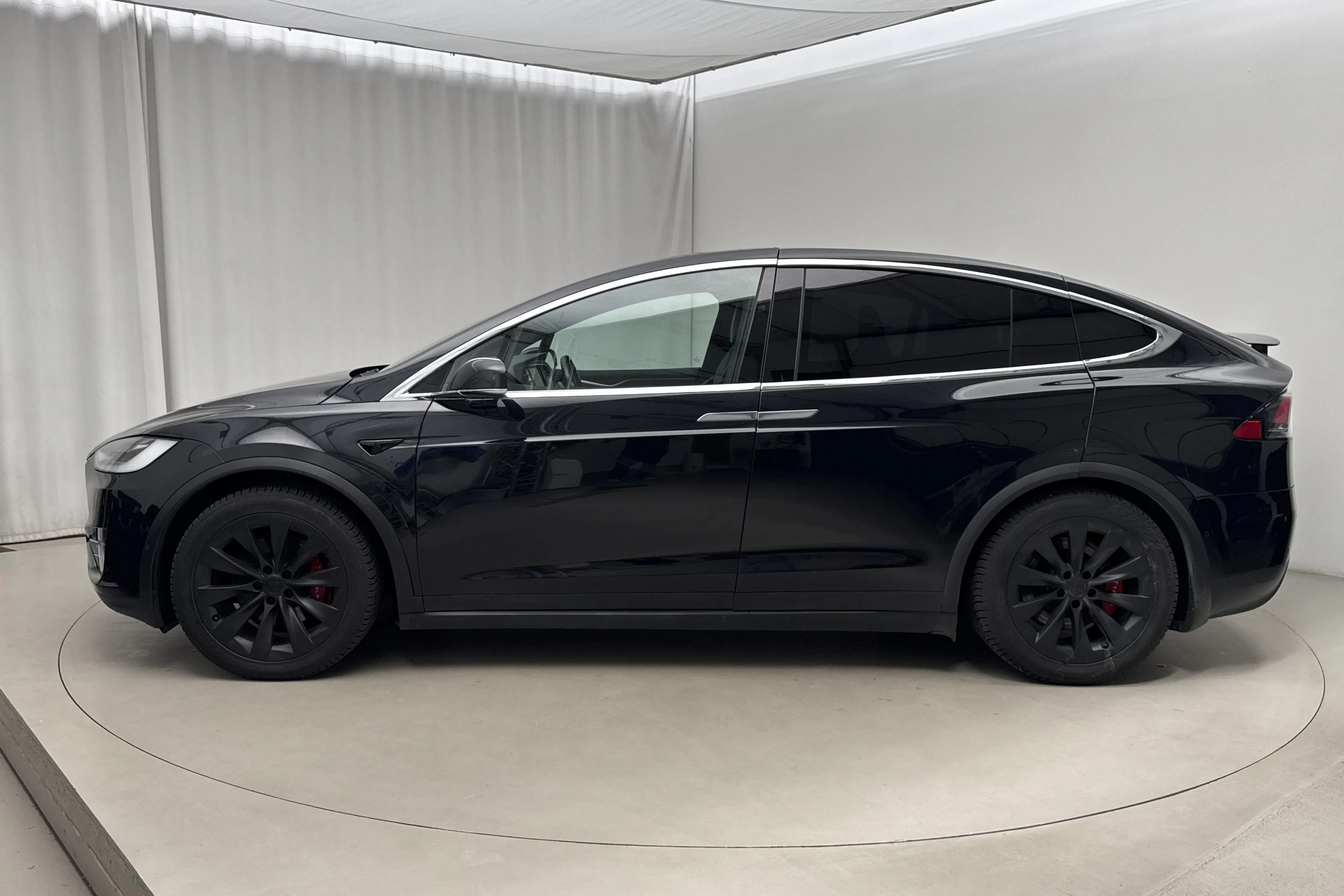 Presentationsfoto 2 av 22: Tesla Model X 75D - 14 860 mil - Automat - svart - 2017
