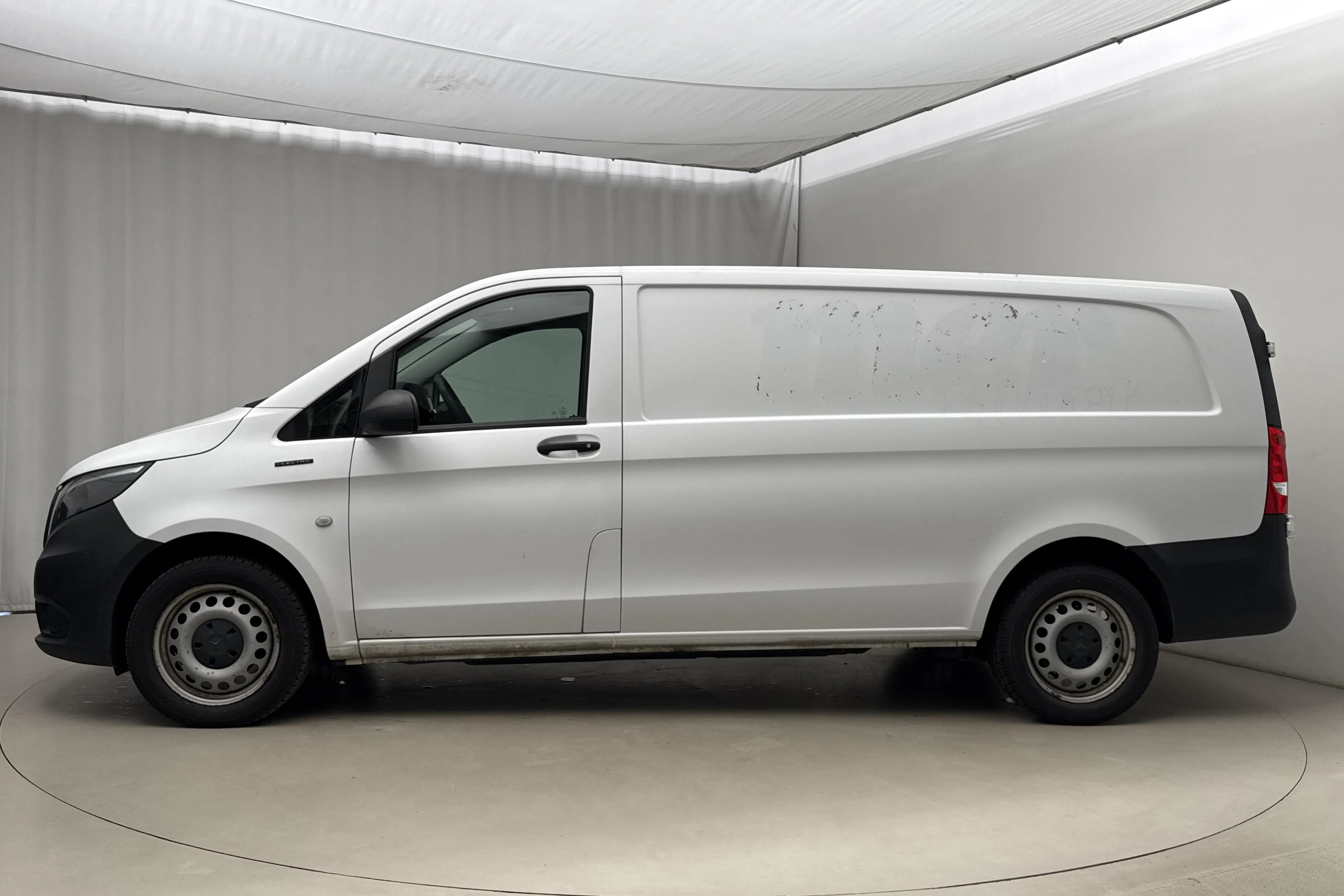 Presentationsfoto 2 av 18: Mercedes eVito Skåp 35Wh W447 (116hk) - 5 836 mil - Automat - vit - 2022