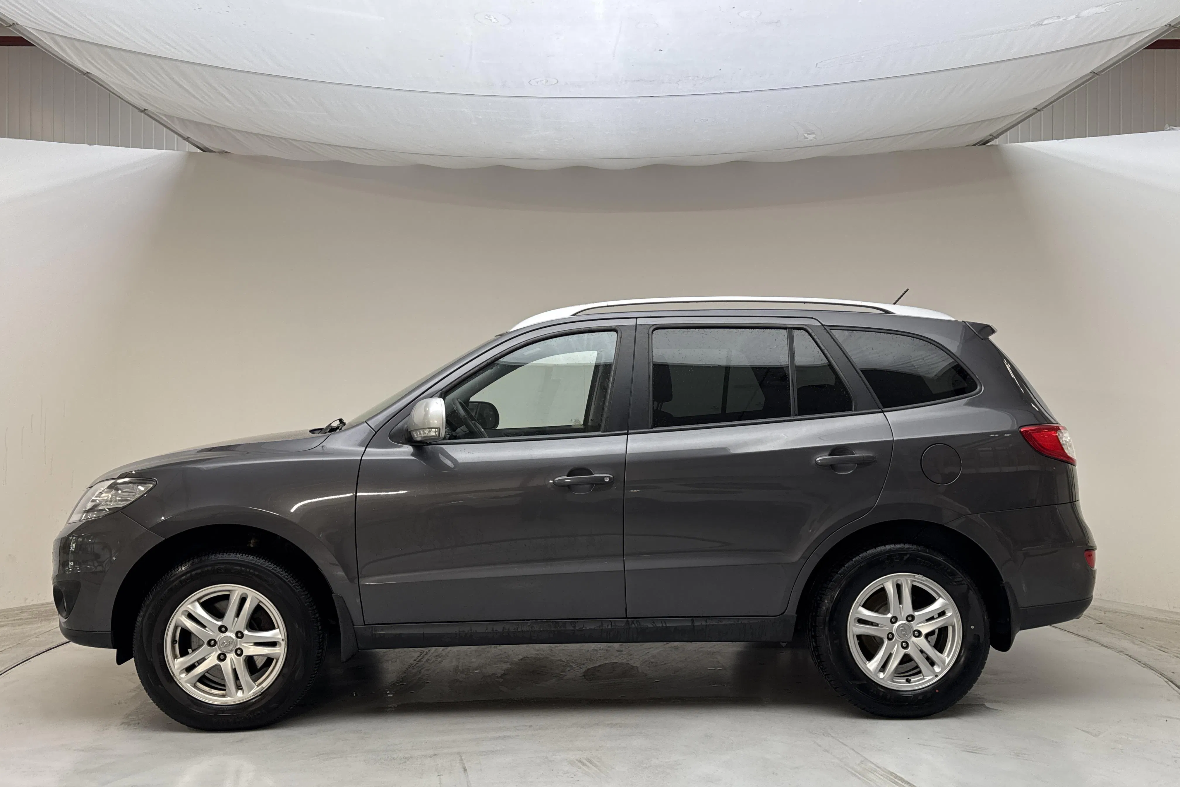 Presentationsfoto 2 av 12: Hyundai Santa Fé 2.4 (174hk) - 17 722 mil - Manuell - Mörkgrå - 2011