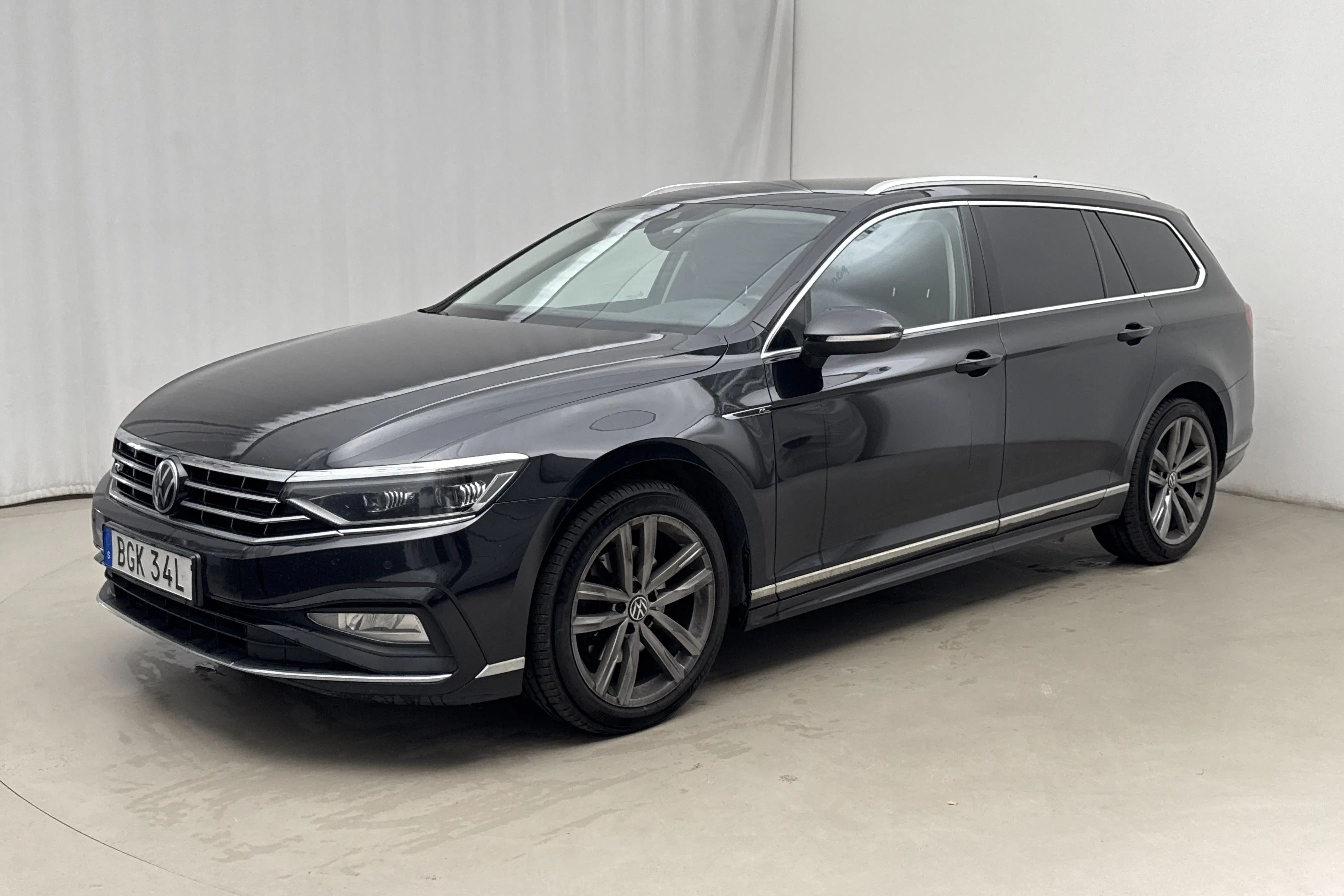 Presentation photo 1 of 19: VW Passat 2.0 TDI Sportscombi 4Motion (200hk) - 166 920 km - Automatic - black - 2022