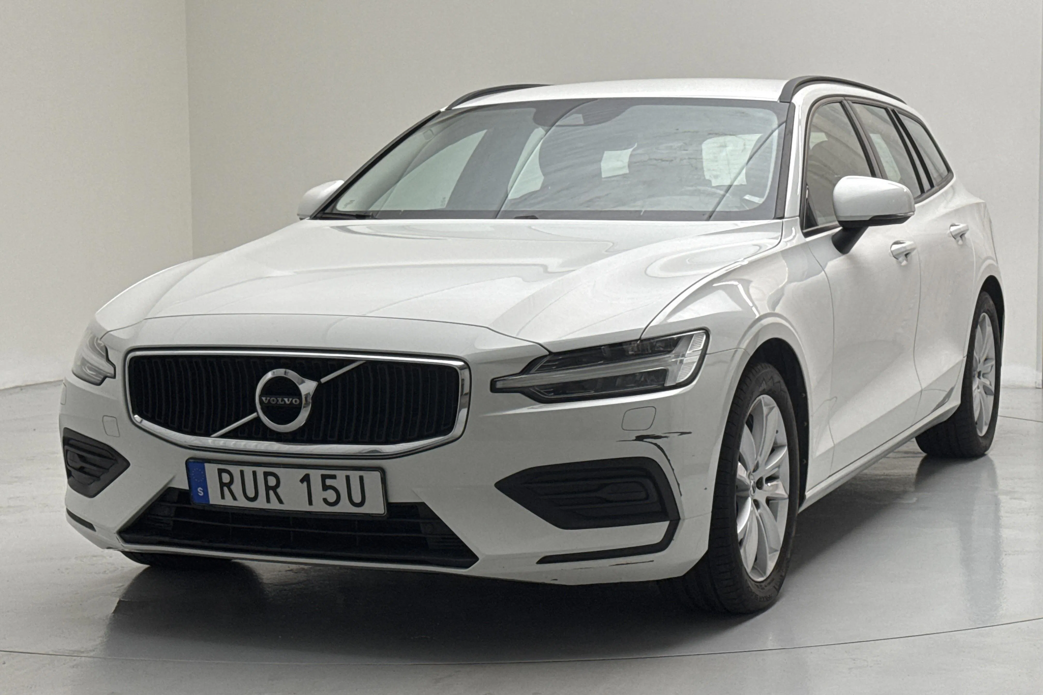 Presentationsfoto 1 av 13: Volvo V60 D3 (150hk) - 12 875 mil - Automat - vit - 2019